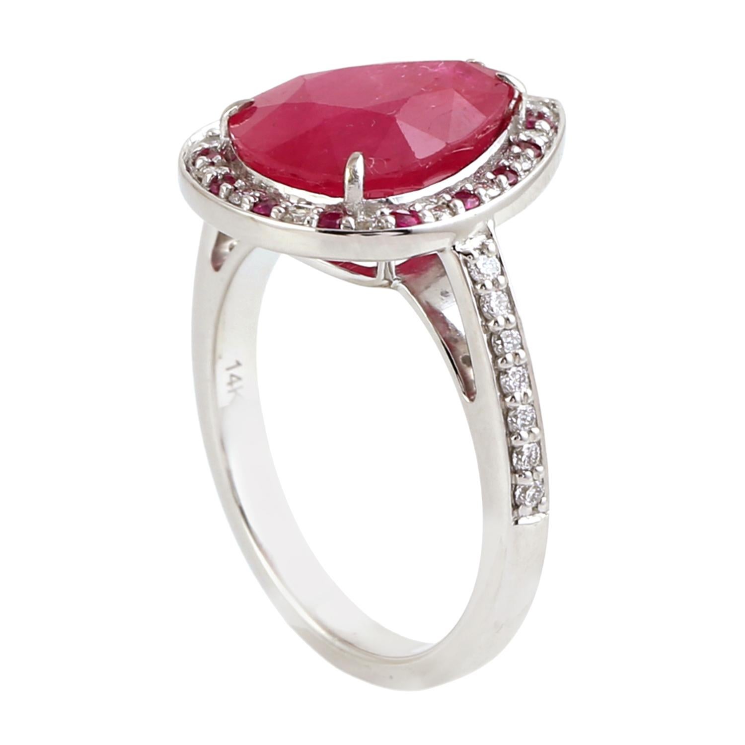 Birnenförmiger Mosambik-Rubin-Cocktailring mit gepflasterten Diamanten aus 14k Weißgold (Gemischter Schliff) im Angebot