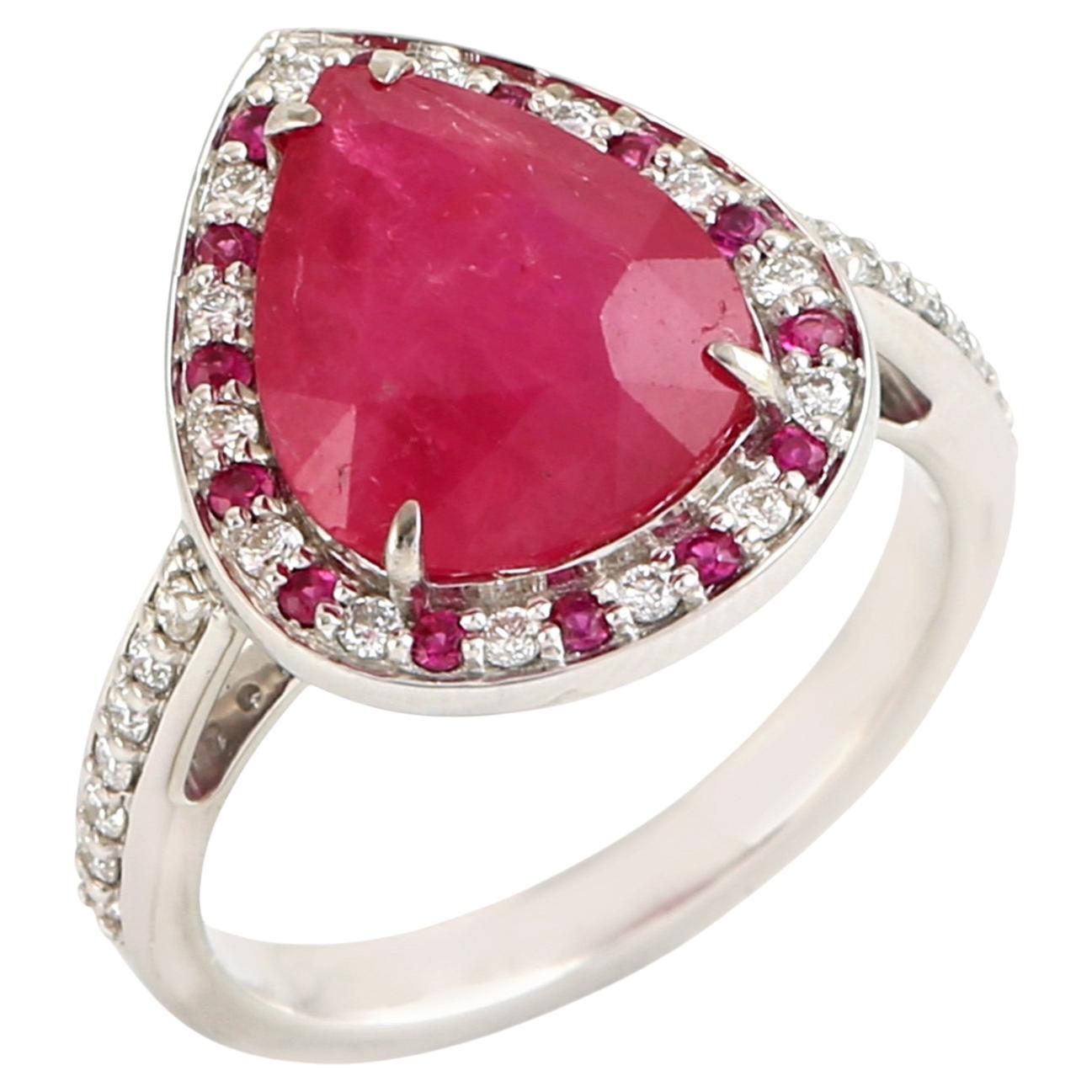 Birnenförmiger Mosambik-Rubin-Cocktailring mit gepflasterten Diamanten aus 14k Weißgold im Angebot