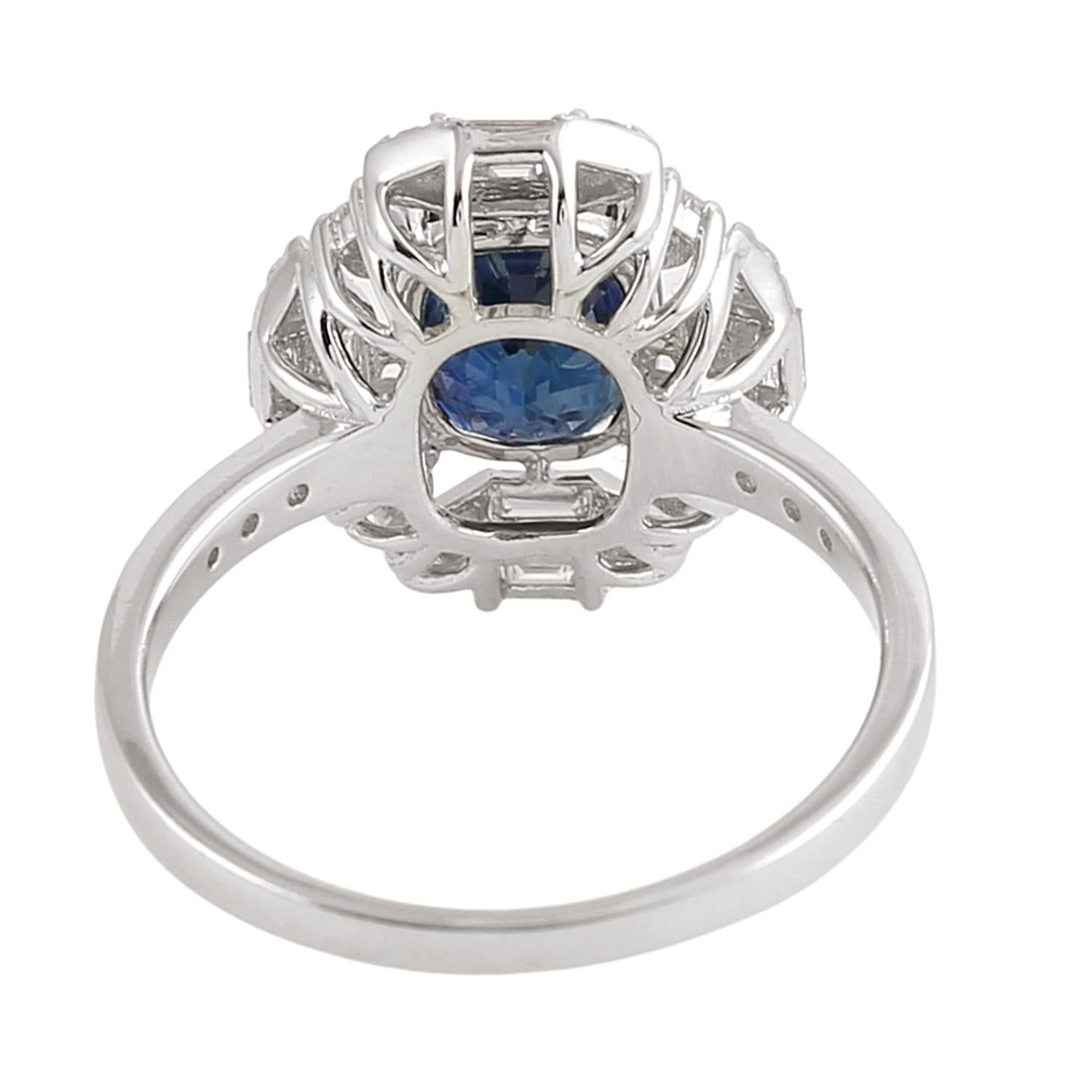 Art Déco Anello con zaffiro blu di Ceylon a forma di cuscino e diamanti in oro bianco 18 carati in vendita