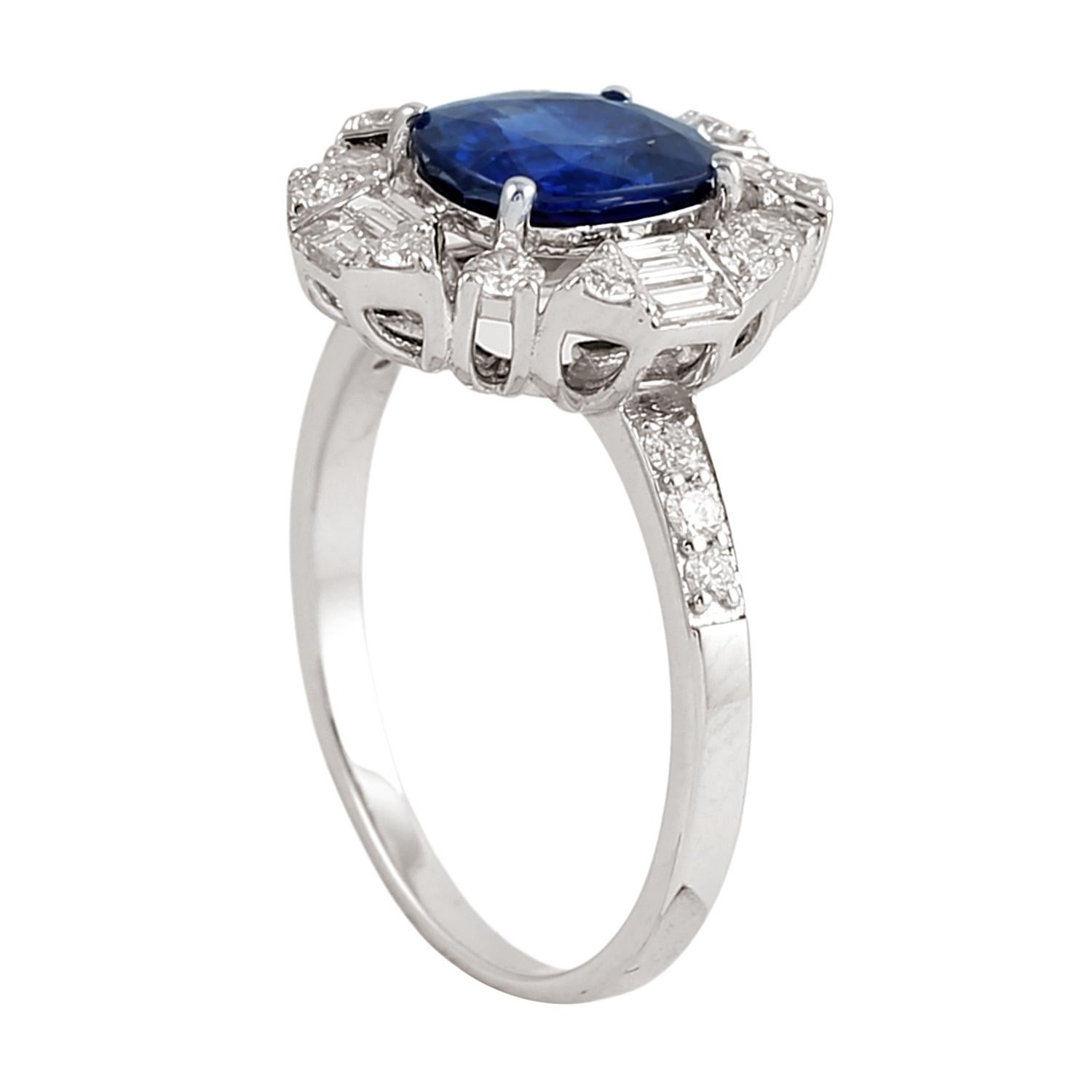 Taglio misto Anello con zaffiro blu di Ceylon a forma di cuscino e diamanti in oro bianco 18 carati in vendita