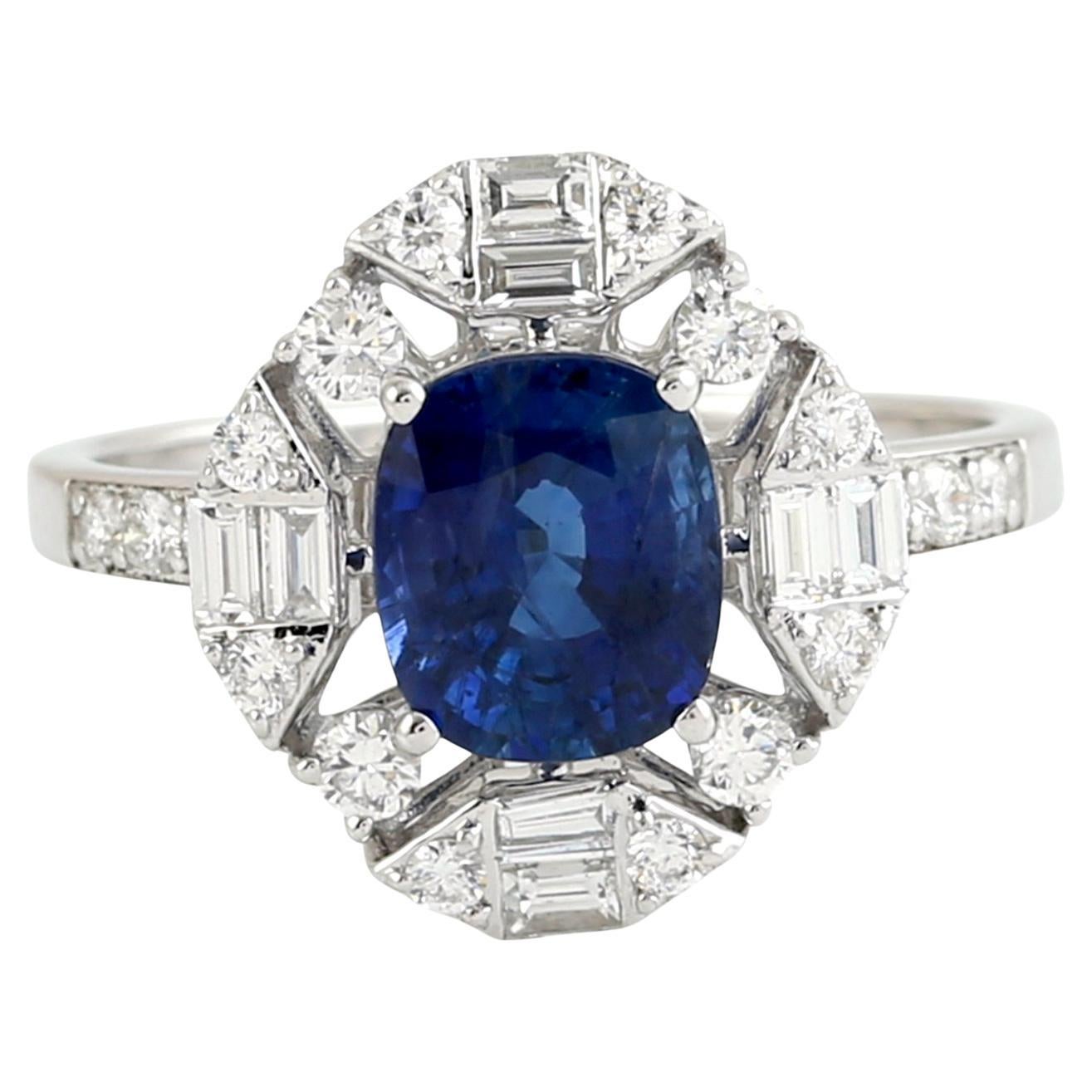 Cushion Shaped Ceylon Blue Sapphire Ring mit Diamanten in 18k Weißgold