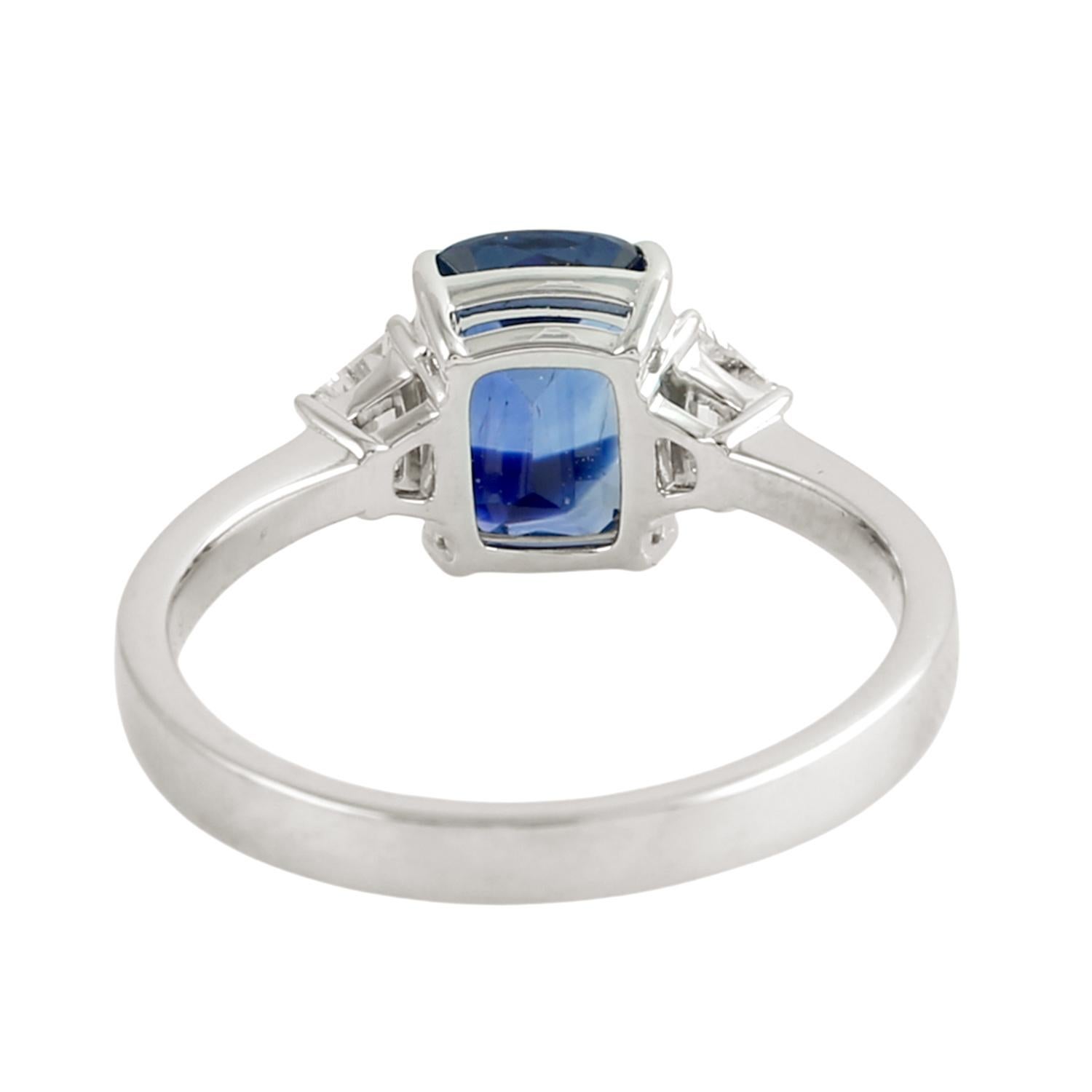 Cushion Shaped Ceylon Blue Sapphire Band Ring mit Diamanten in 18k Weißgold (Art déco) im Angebot