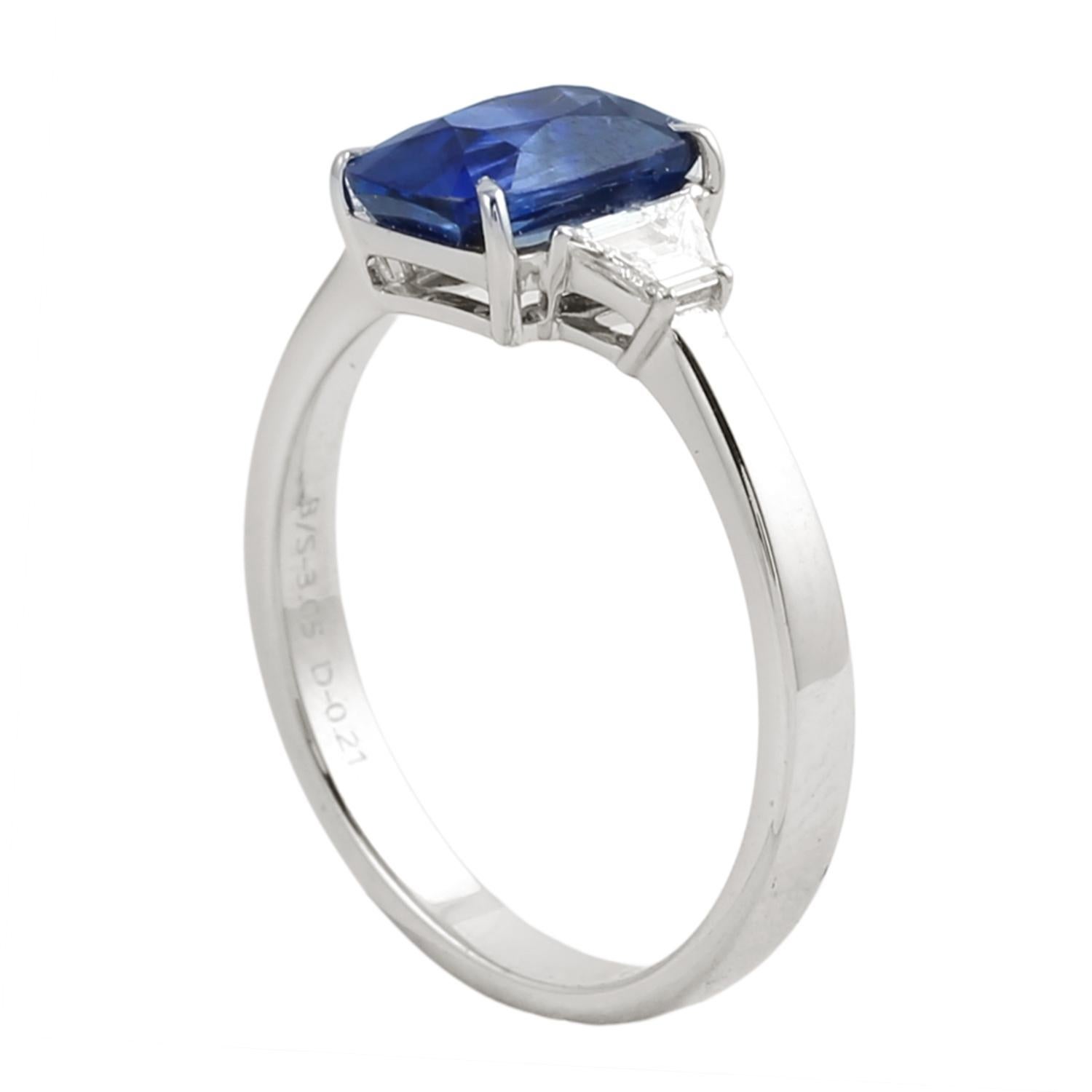 Cushion Shaped Ceylon Blue Sapphire Band Ring mit Diamanten in 18k Weißgold (Gemischter Schliff) im Angebot