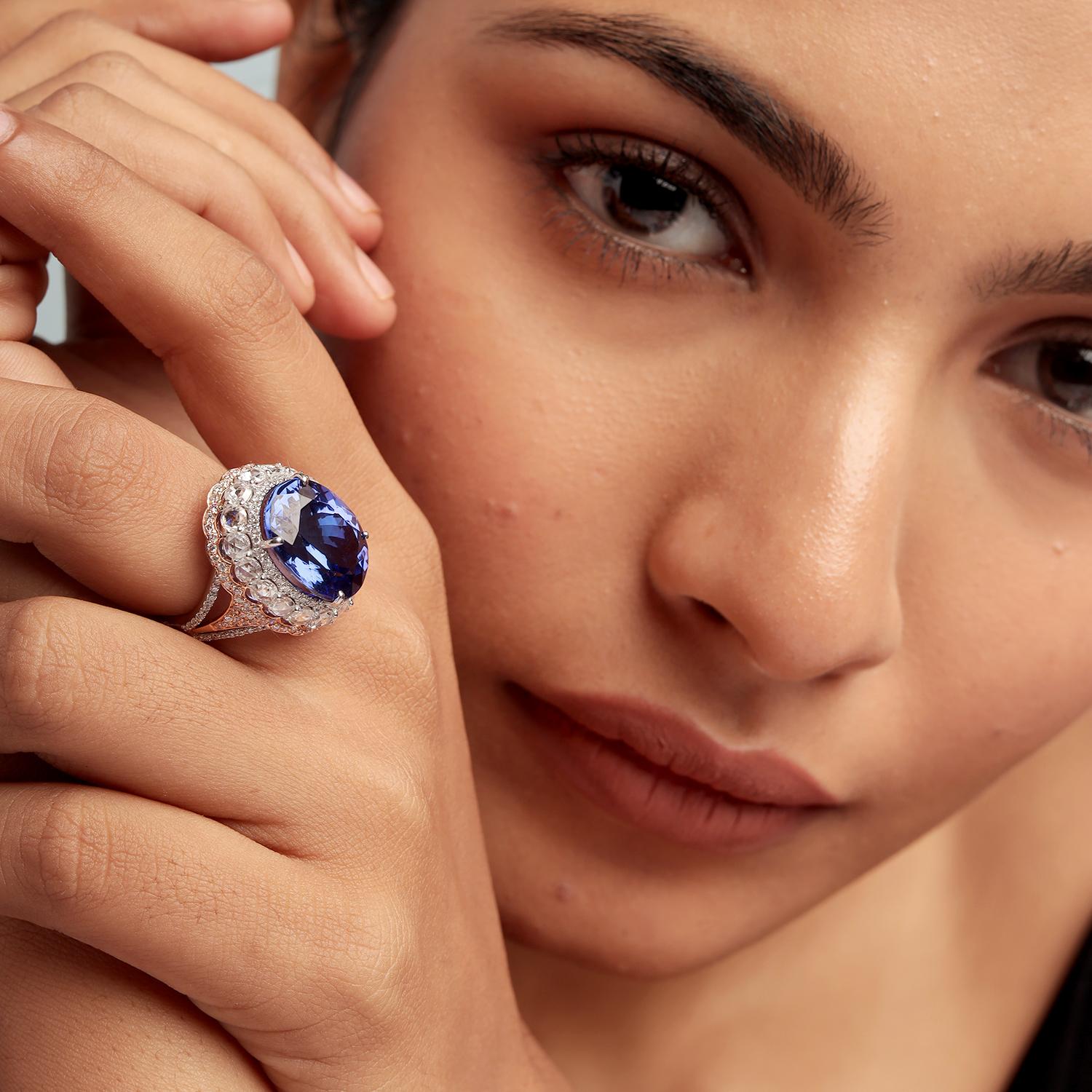 Anello cocktail con tanzanite ovale in oro bianco 18KT e diamanti
Alza il livello di glamour con questo anello da cocktail che ti farà impazzire, con una vivida pietra centrale di tanzanite di forma ovale circondata da diamanti abbaglianti.
