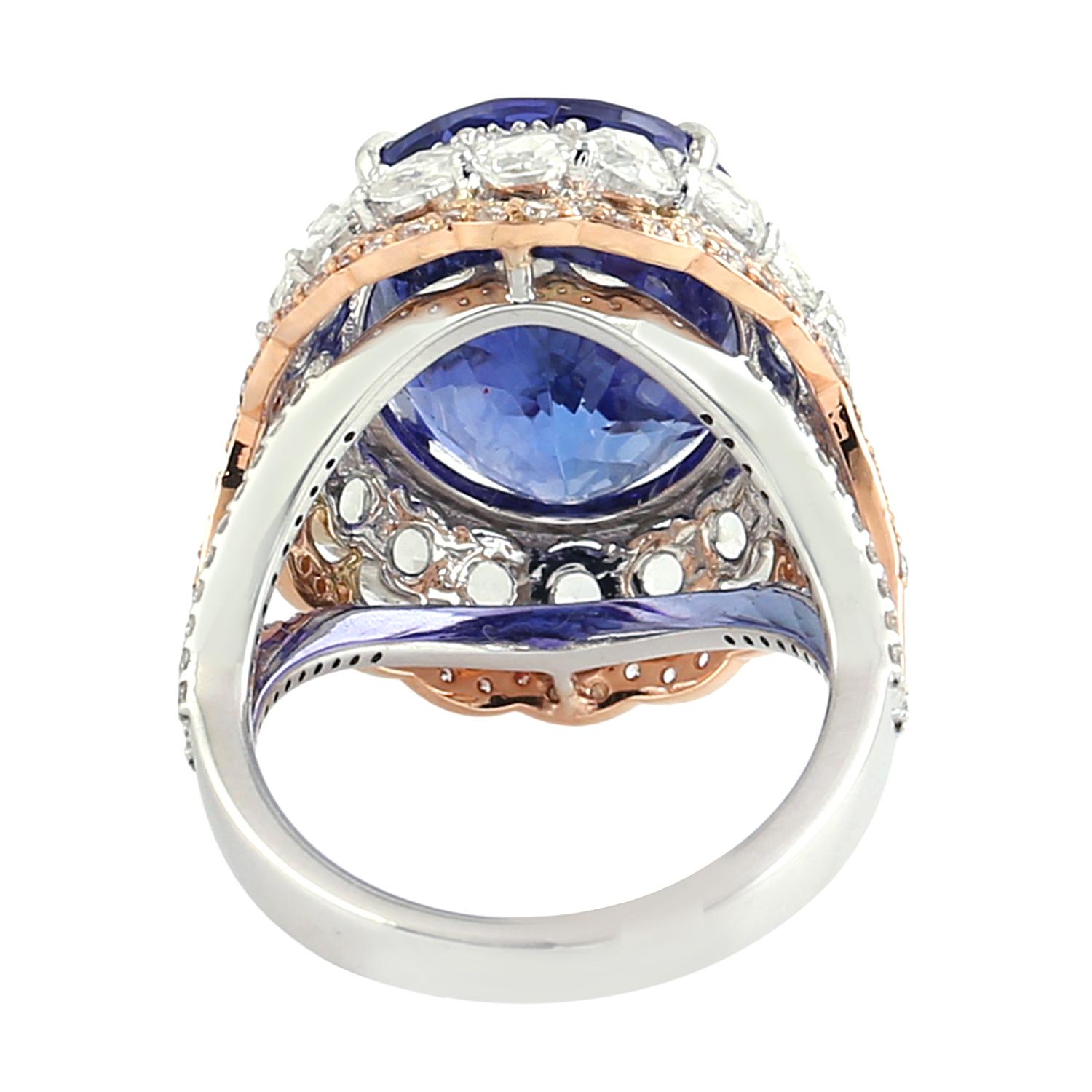 Taglio misto Anello cocktail di tanzanite ovale con diamanti, realizzato in oro bianco 18 ct. in vendita