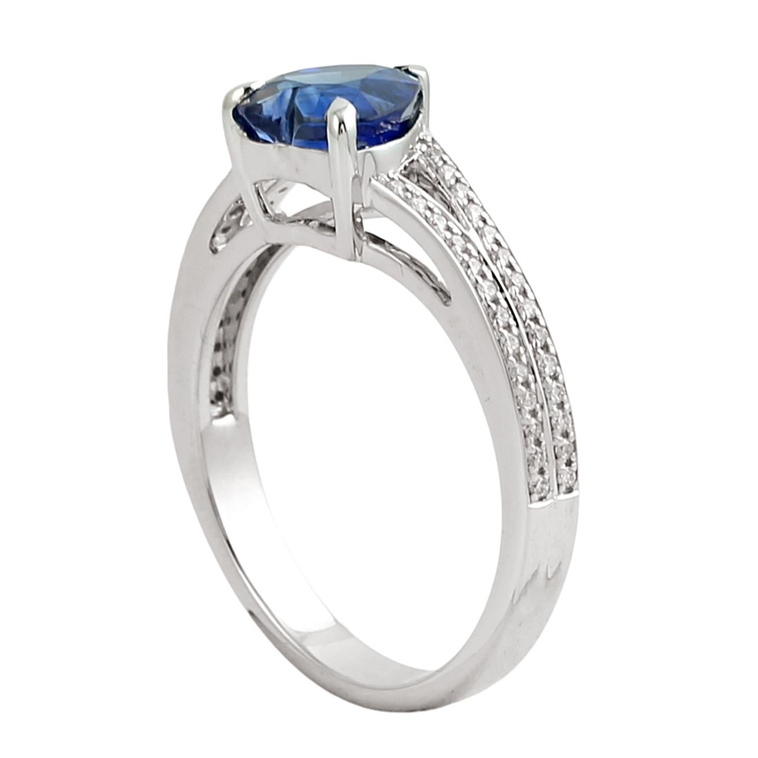 Taglio misto Anello a fascia con zaffiro blu di Ceylon a forma di cuore e diamanti in oro bianco 18 carati in vendita