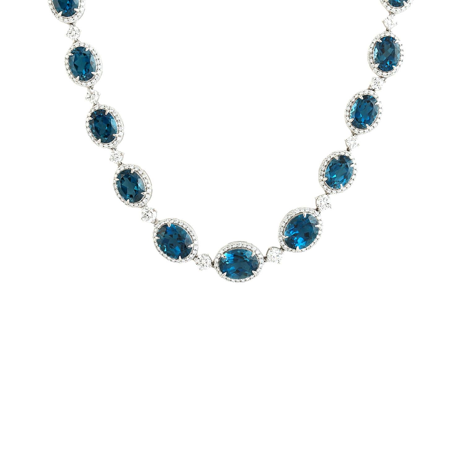 Taglio misto Collana di topazio blu ovale con diamanti in oro bianco 14 carati in vendita