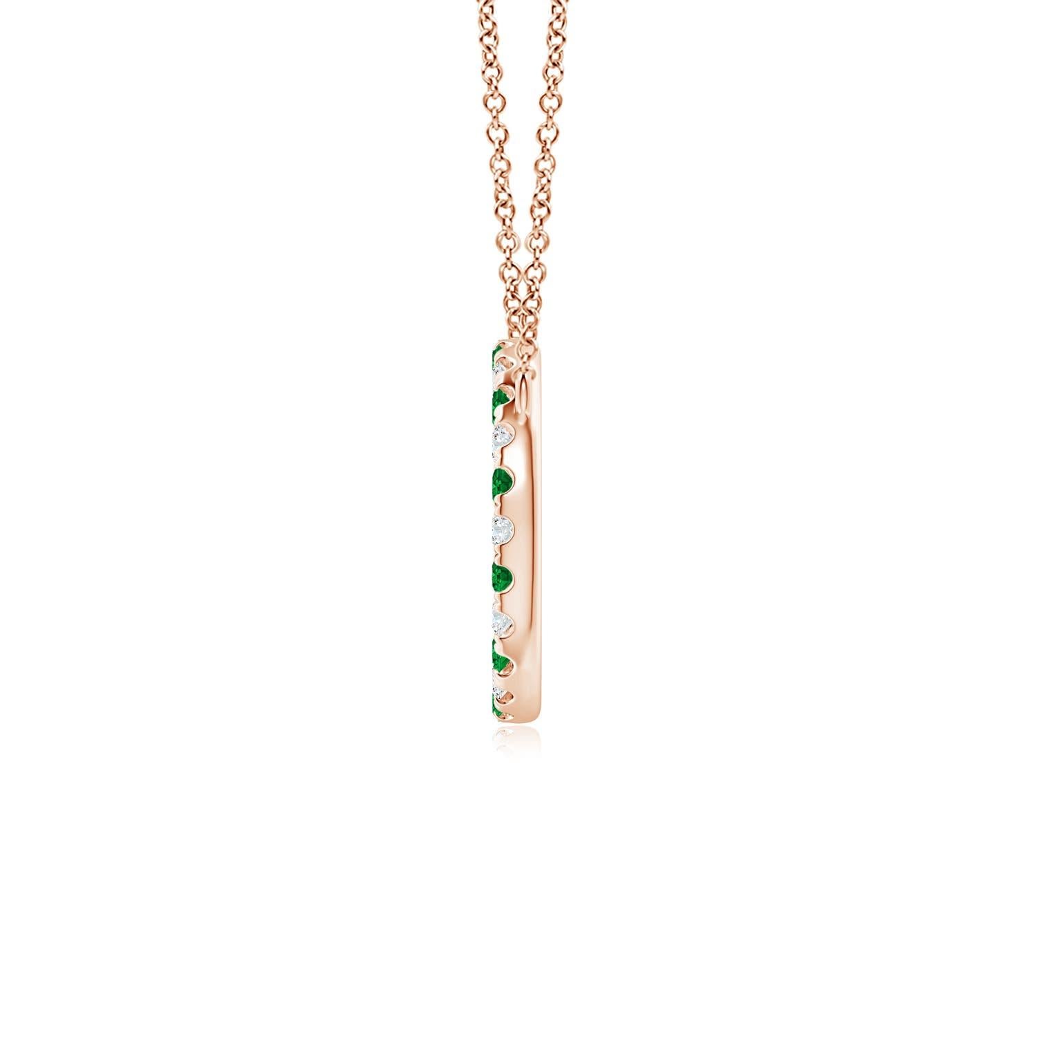 Eleganza semplice, questo ciondolo abbagliante presenta un cerchio aperto tempestato di smeraldi verdi e diamanti scintillanti. Le gemme irradiano una bellezza mozzafiato e sembrano fluttuare sulla catena. Questa squisita collana con smeraldo e
