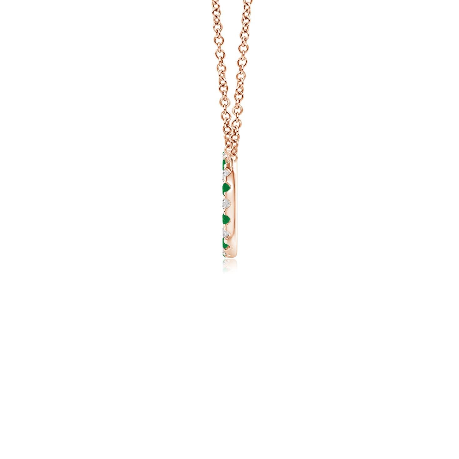 Eleganza semplice, questo ciondolo abbagliante presenta un cerchio aperto tempestato di smeraldi verdi e diamanti scintillanti. Le gemme irradiano una bellezza mozzafiato e sembrano fluttuare sulla catena. Questa squisita collana con smeraldo e