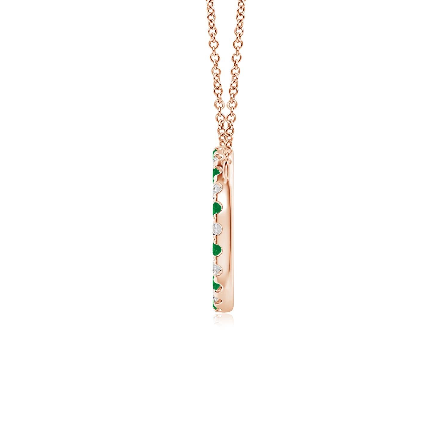 Eleganza semplice, questo ciondolo abbagliante presenta un cerchio aperto tempestato di smeraldi verdi e diamanti scintillanti. Le gemme irradiano una bellezza mozzafiato e sembrano fluttuare sulla catena. Questa squisita collana con smeraldo e