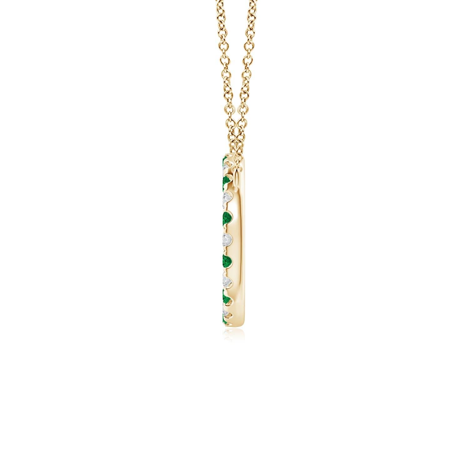D'une élégance simple, ce pendentif éblouissant présente un cercle ouvert constellé d'émeraudes vertes luxuriantes et de diamants étincelants. Les pierres précieuses rayonnent d'une beauté à couper le souffle et semblent flotter sur la chaîne. Ce