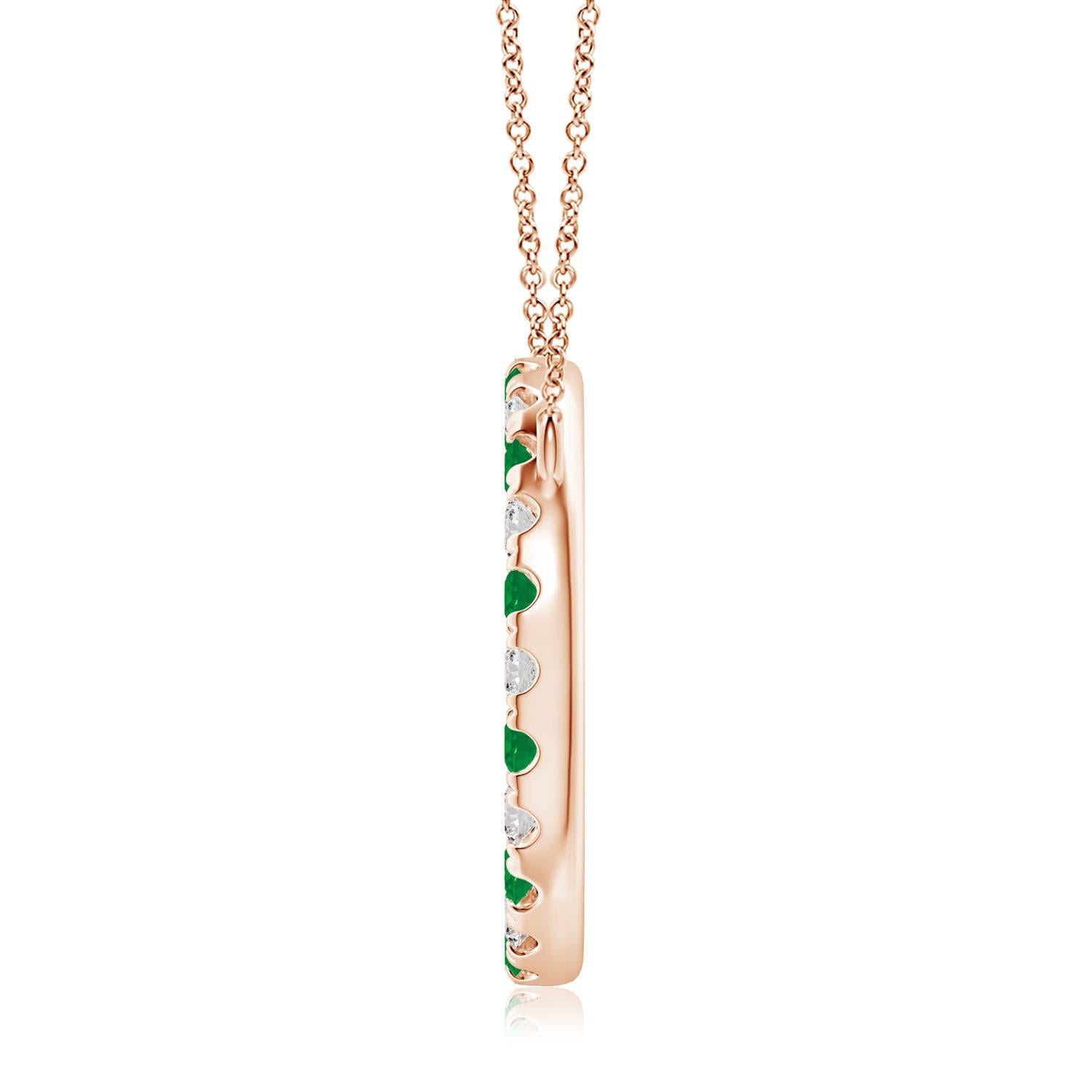 D'une élégance simple, ce pendentif éblouissant présente un cercle ouvert constellé d'émeraudes vertes luxuriantes et de diamants étincelants. Les pierres précieuses rayonnent d'une beauté à couper le souffle et semblent flotter sur la chaîne. Ce