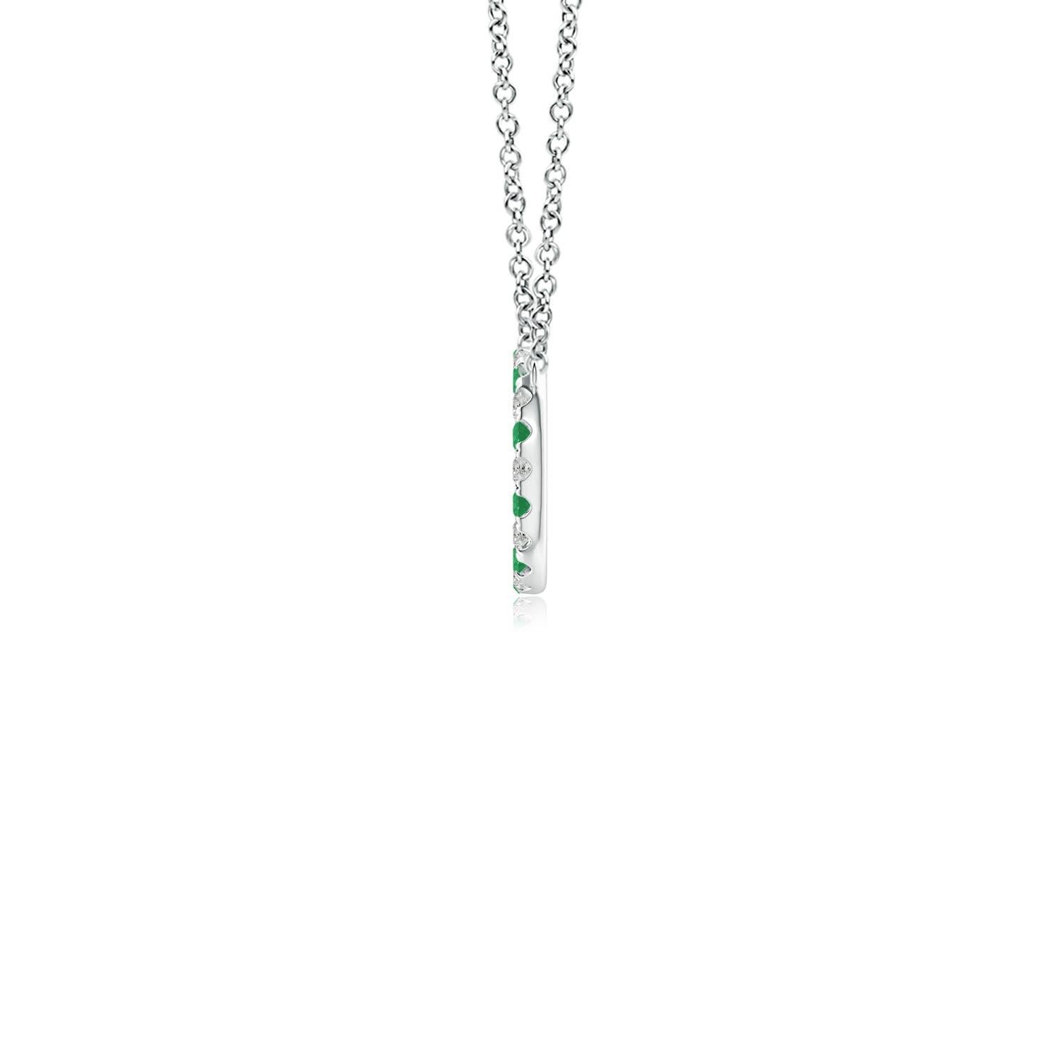 D'une élégance simple, ce pendentif éblouissant présente un cercle ouvert constellé d'émeraudes vertes luxuriantes et de diamants étincelants. Les pierres précieuses rayonnent d'une beauté à couper le souffle et semblent flotter sur la chaîne. Ce