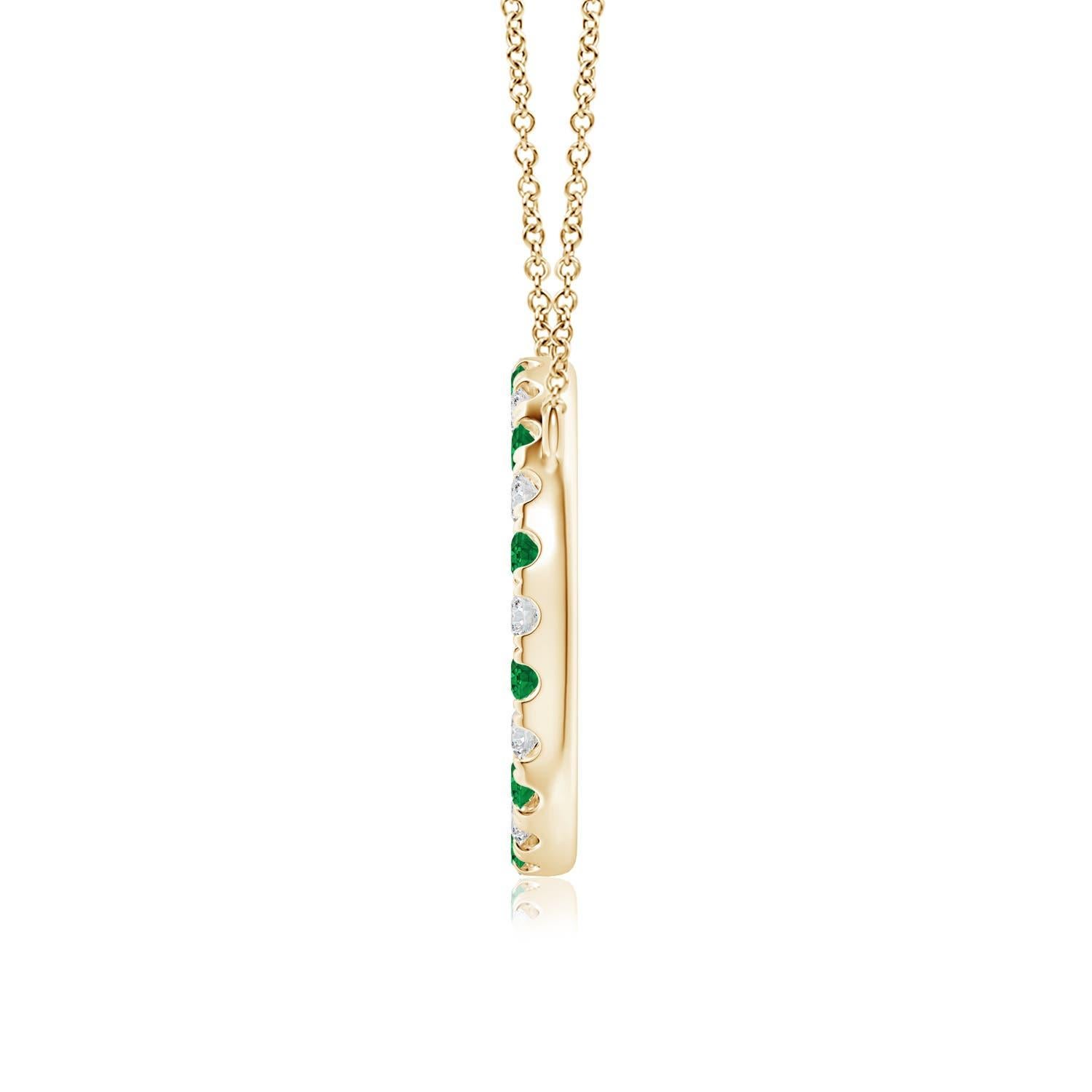 D'une élégance simple, ce pendentif éblouissant présente un cercle ouvert constellé d'émeraudes vertes luxuriantes et de diamants étincelants. Les pierres précieuses rayonnent d'une beauté à couper le souffle et semblent flotter sur la chaîne. Ce