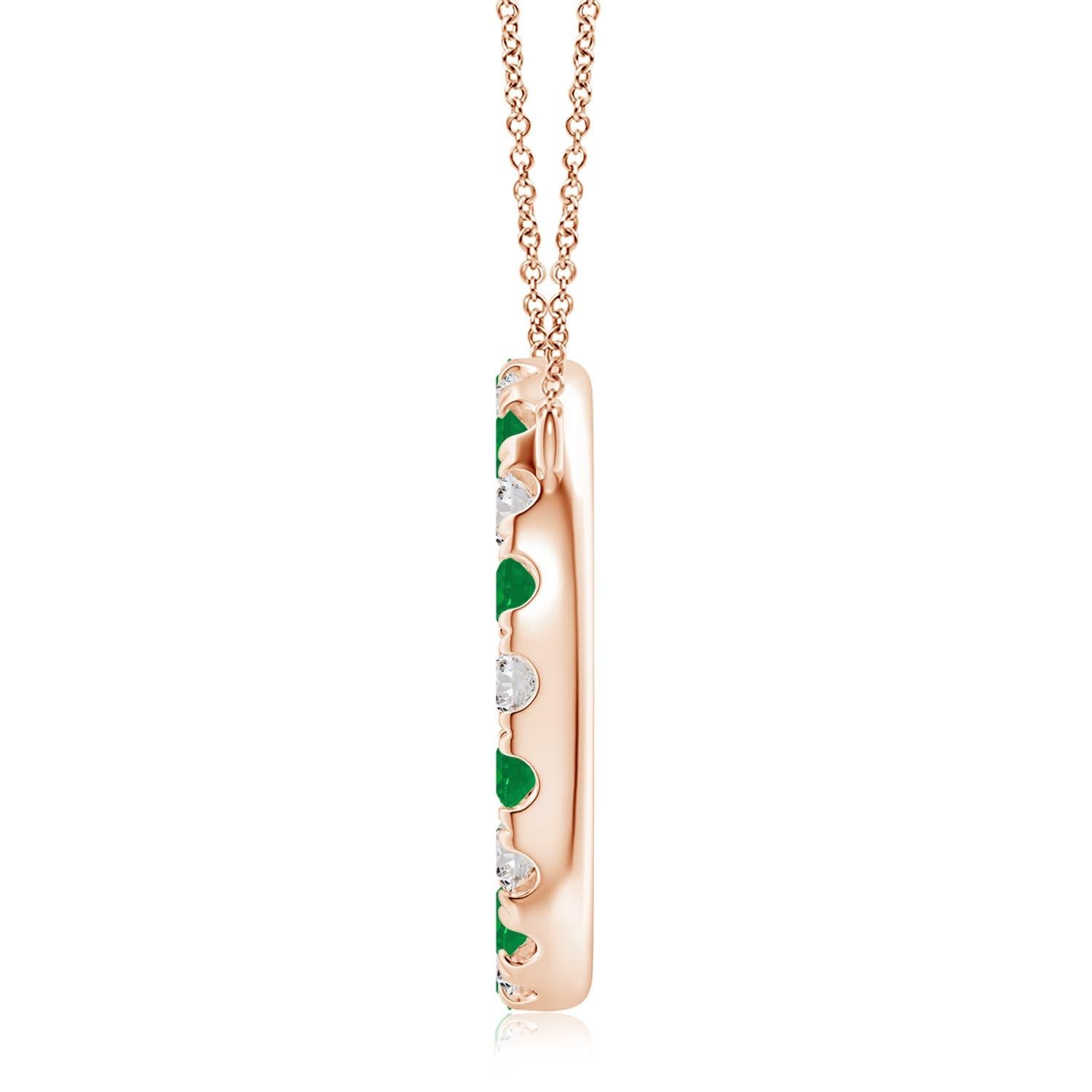 D'une élégance simple, ce pendentif éblouissant présente un cercle ouvert constellé d'émeraudes vertes luxuriantes et de diamants étincelants. Les pierres précieuses rayonnent d'une beauté à couper le souffle et semblent flotter sur la chaîne. Ce