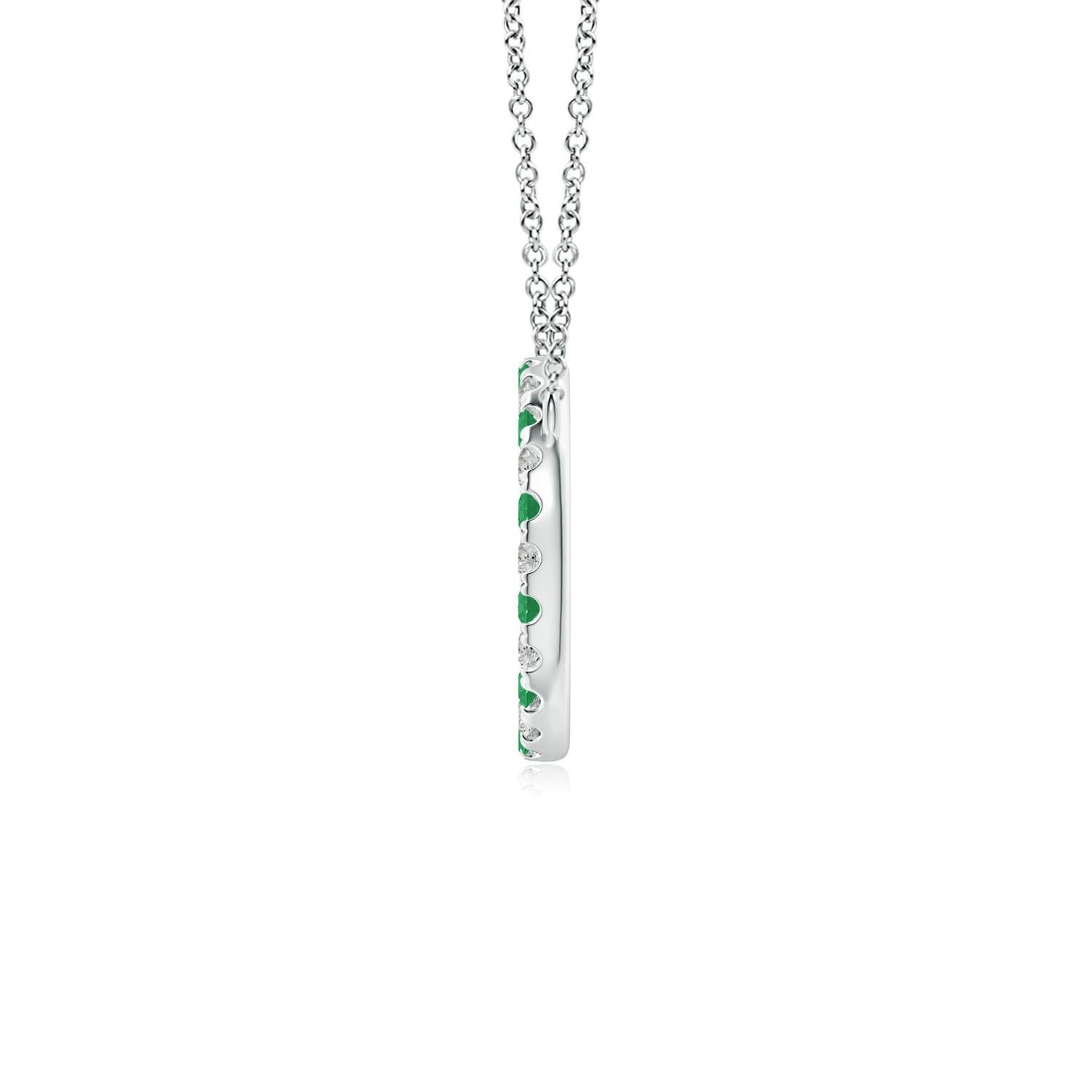 D'une élégance simple, ce pendentif éblouissant présente un cercle ouvert constellé d'émeraudes vertes luxuriantes et de diamants étincelants. Les pierres précieuses rayonnent d'une beauté à couper le souffle et semblent flotter sur la chaîne. Ce