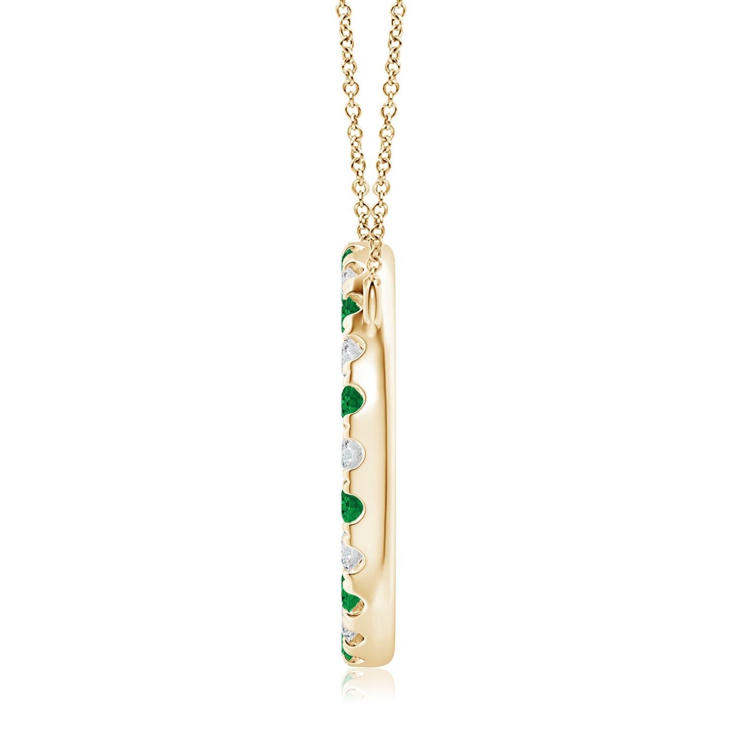 D'une élégance simple, ce pendentif éblouissant présente un cercle ouvert constellé d'émeraudes vertes luxuriantes et de diamants étincelants. Les pierres précieuses rayonnent d'une beauté à couper le souffle et semblent flotter sur la chaîne. Ce