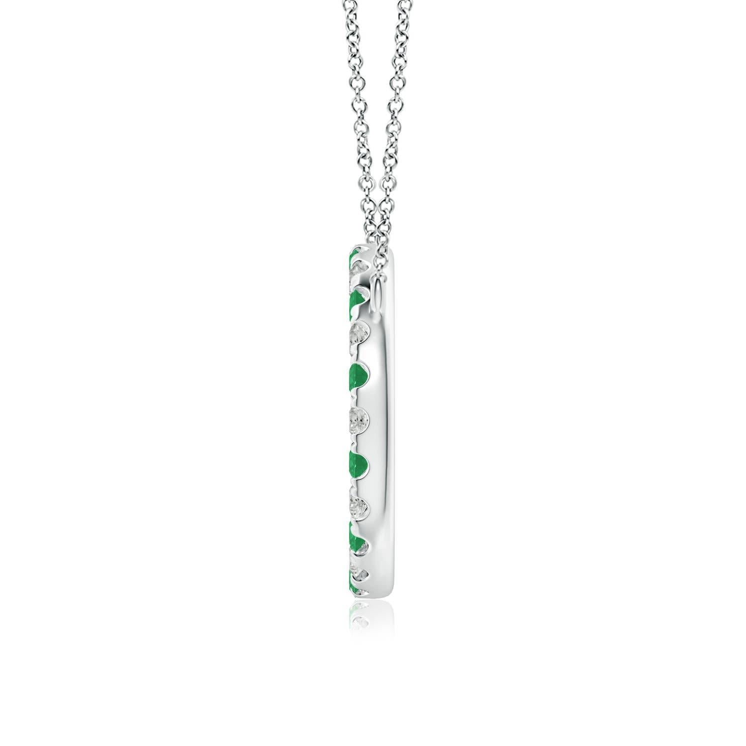 D'une élégance simple, ce pendentif éblouissant présente un cercle ouvert constellé d'émeraudes vertes luxuriantes et de diamants étincelants. Les pierres précieuses rayonnent d'une beauté à couper le souffle et semblent flotter sur la chaîne. Ce