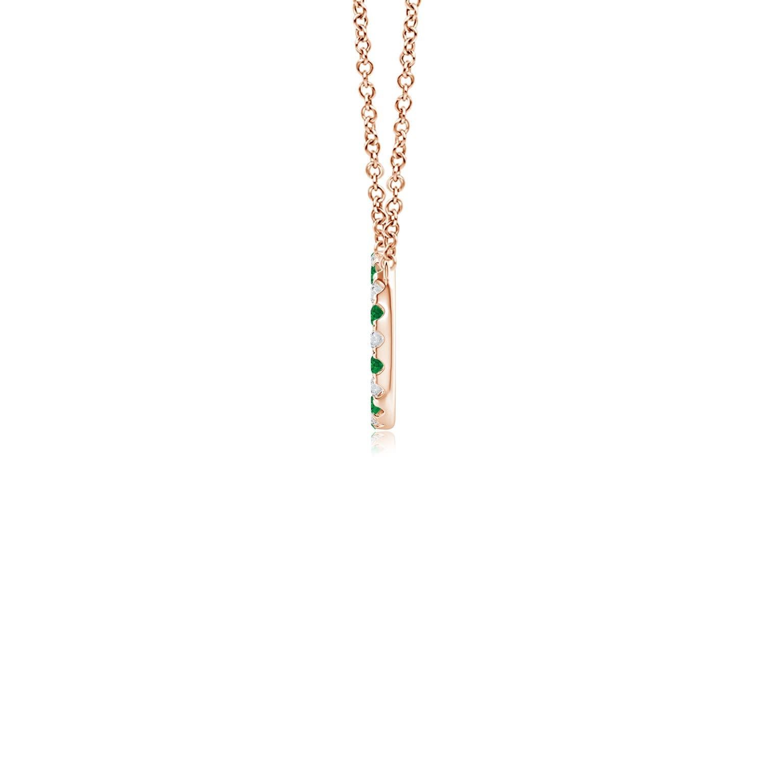 Eleganza semplice, questo ciondolo abbagliante presenta un cerchio aperto tempestato di smeraldi verdi e diamanti scintillanti. Le gemme irradiano una bellezza mozzafiato e sembrano fluttuare sulla catena. Questa squisita collana con smeraldo e