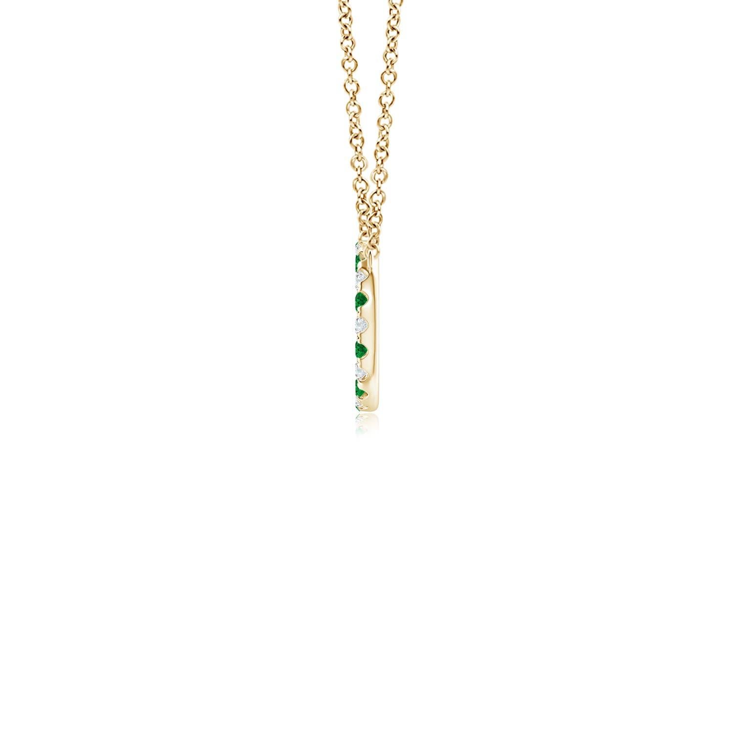 D'une élégance simple, ce pendentif éblouissant présente un cercle ouvert constellé d'émeraudes vertes luxuriantes et de diamants étincelants. Les pierres précieuses rayonnent d'une beauté à couper le souffle et semblent flotter sur la chaîne. Ce