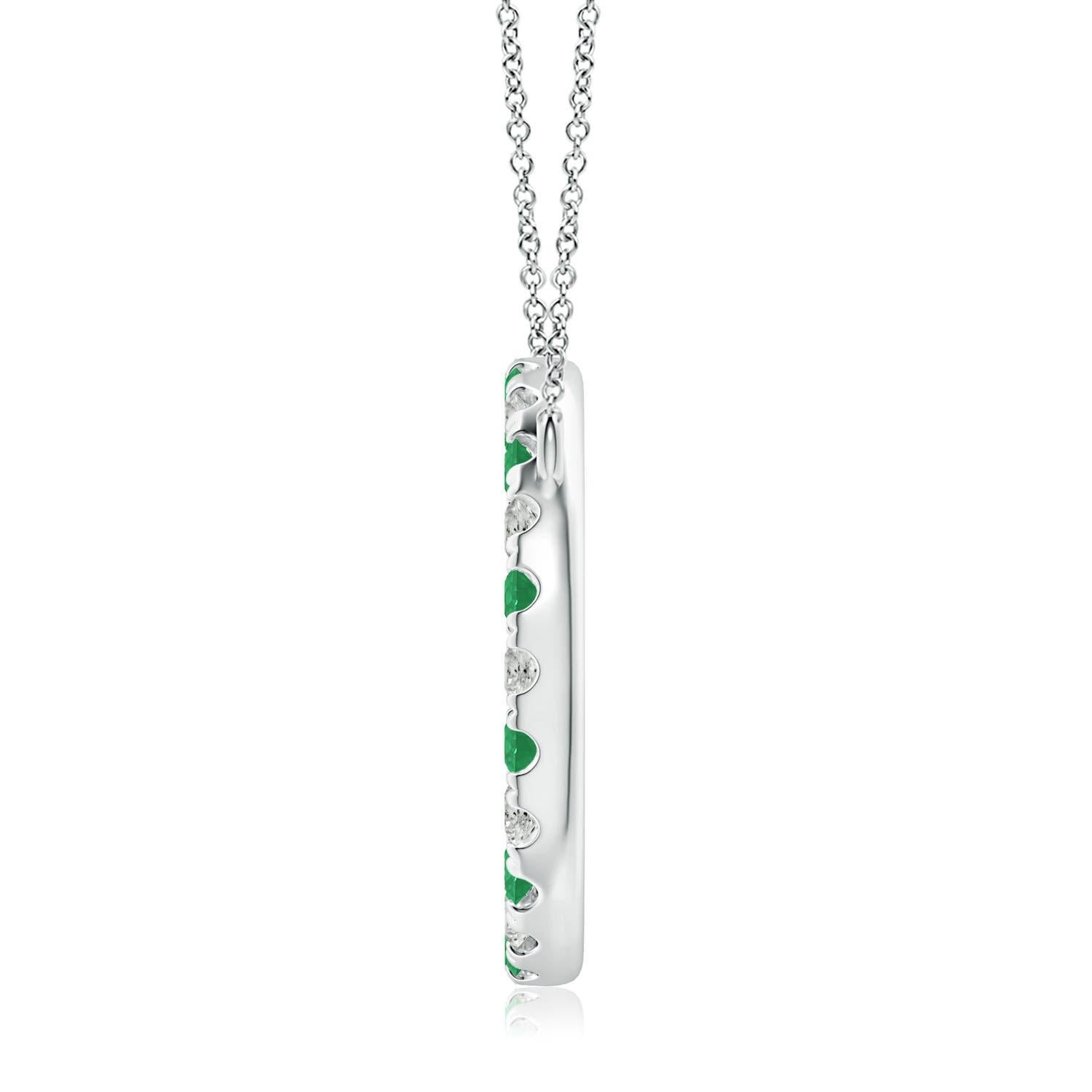 D'une élégance simple, ce pendentif éblouissant présente un cercle ouvert constellé d'émeraudes vertes luxuriantes et de diamants étincelants. Les pierres précieuses rayonnent d'une beauté à couper le souffle et semblent flotter sur la chaîne. Ce