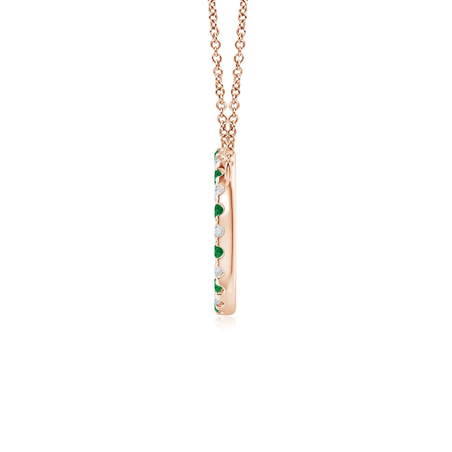 Eleganza semplice, questo ciondolo abbagliante presenta un cerchio aperto tempestato di smeraldi verdi e diamanti scintillanti. Le gemme irradiano una bellezza mozzafiato e sembrano fluttuare sulla catena. Questa squisita collana con smeraldo e