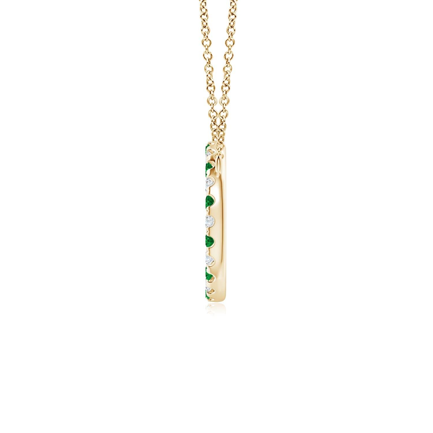 D'une élégance simple, ce pendentif éblouissant présente un cercle ouvert constellé d'émeraudes vertes luxuriantes et de diamants étincelants. Les pierres précieuses rayonnent d'une beauté à couper le souffle et semblent flotter sur la chaîne. Ce