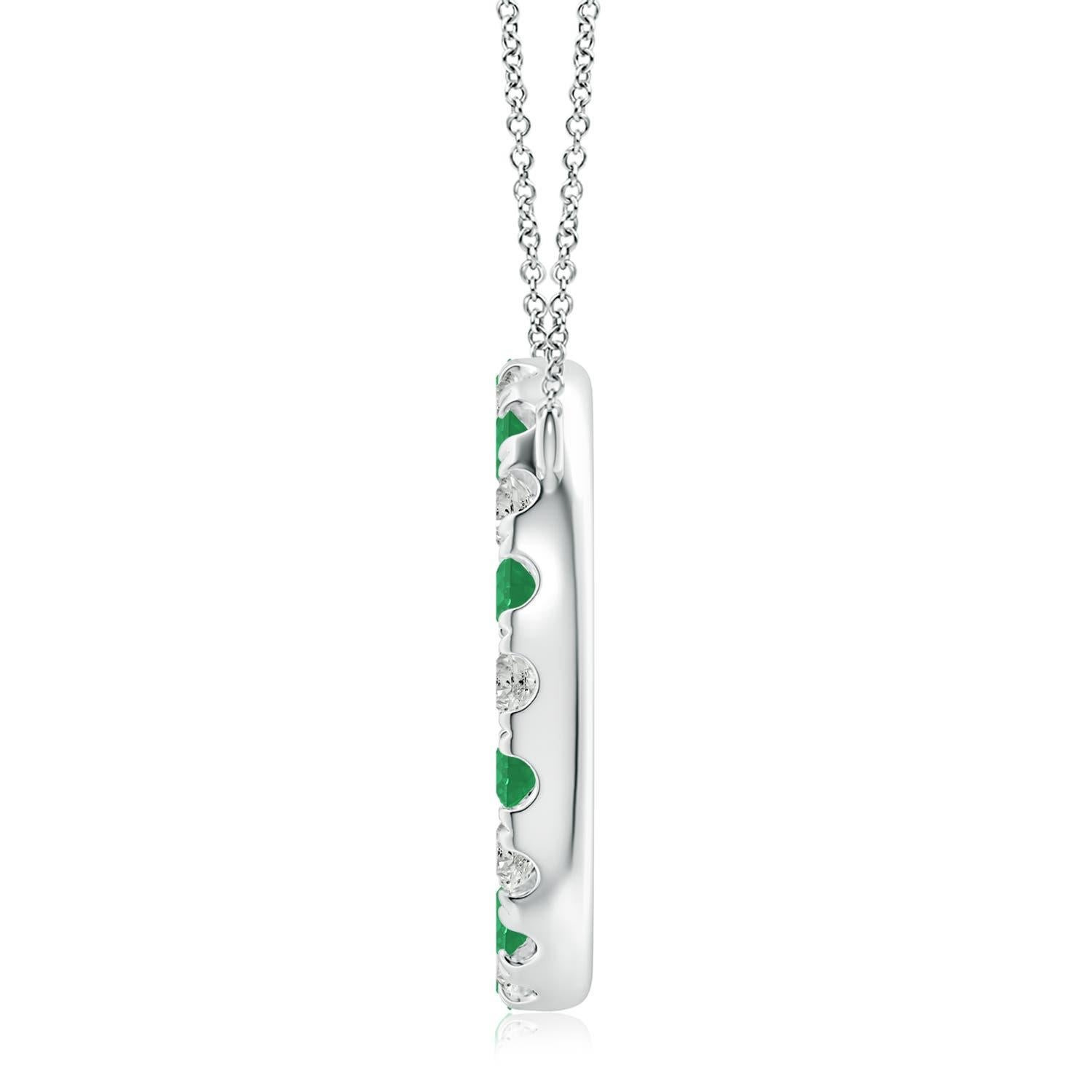 D'une élégance simple, ce pendentif éblouissant présente un cercle ouvert constellé d'émeraudes vertes luxuriantes et de diamants étincelants. Les pierres précieuses rayonnent d'une beauté à couper le souffle et semblent flotter sur la chaîne. Ce