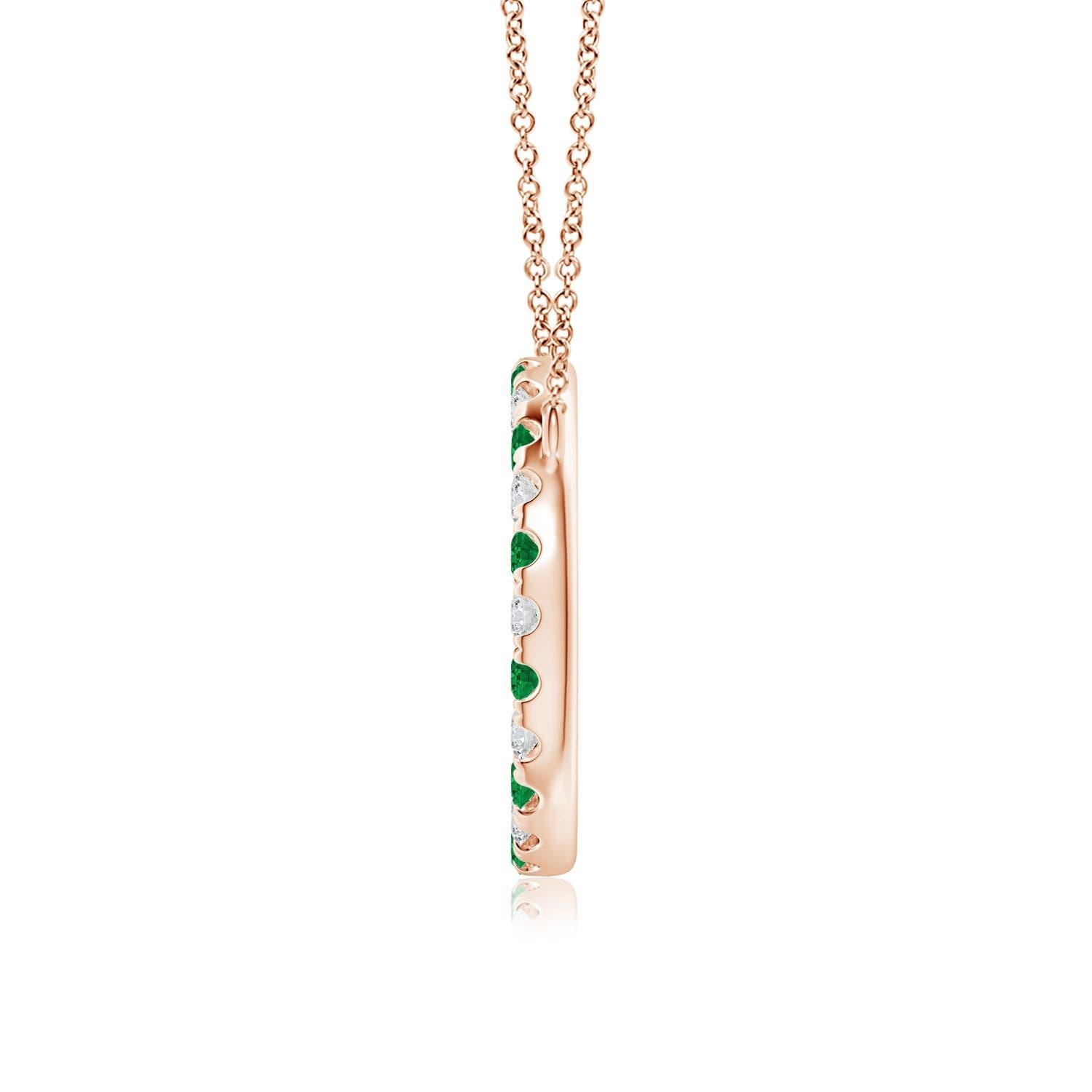 Eleganza semplice, questo ciondolo abbagliante presenta un cerchio aperto tempestato di smeraldi verdi e diamanti scintillanti. Le gemme irradiano una bellezza mozzafiato e sembrano fluttuare sulla catena. Questa squisita collana con smeraldo e