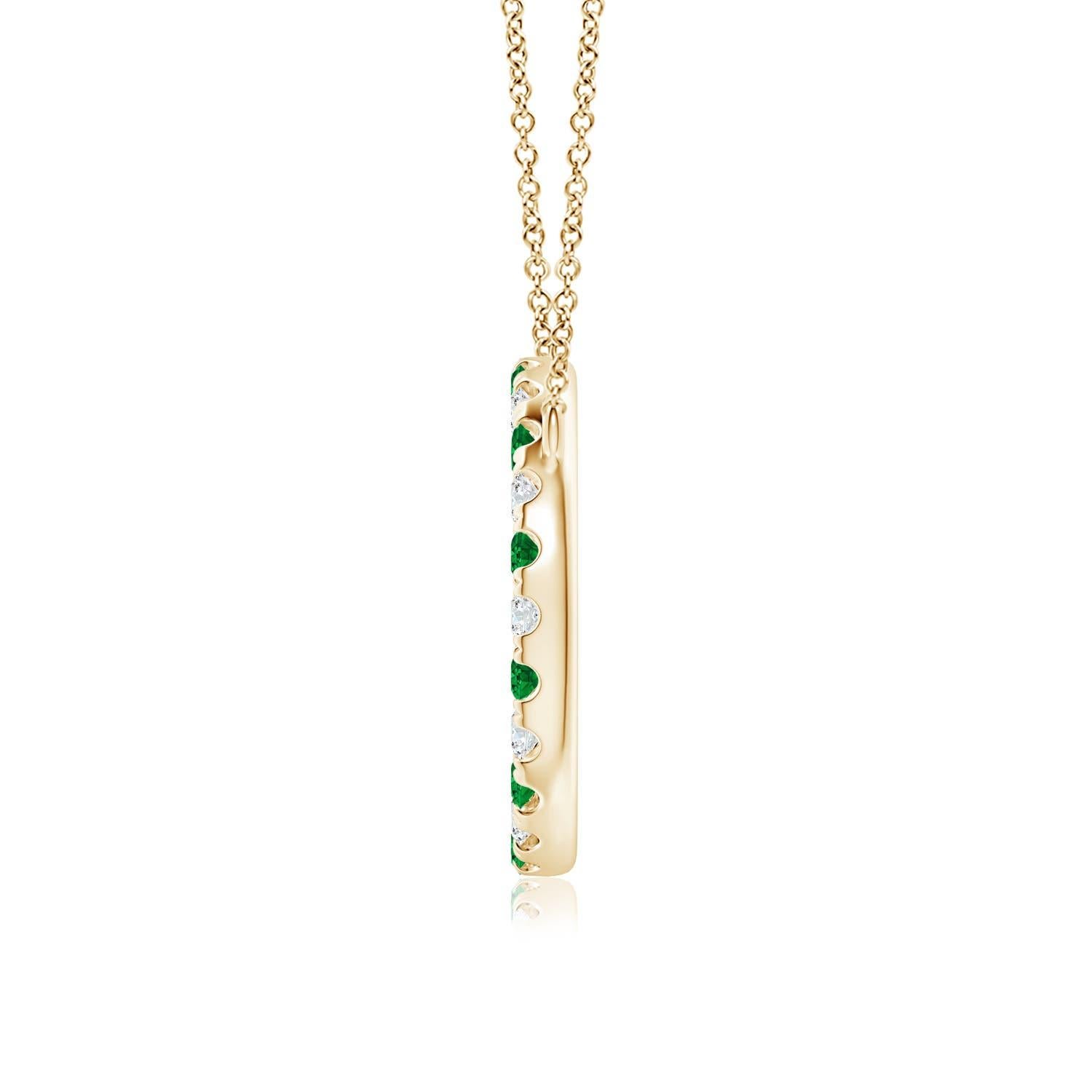 D'une élégance simple, ce pendentif éblouissant présente un cercle ouvert constellé d'émeraudes vertes luxuriantes et de diamants étincelants. Les pierres précieuses rayonnent d'une beauté à couper le souffle et semblent flotter sur la chaîne. Ce