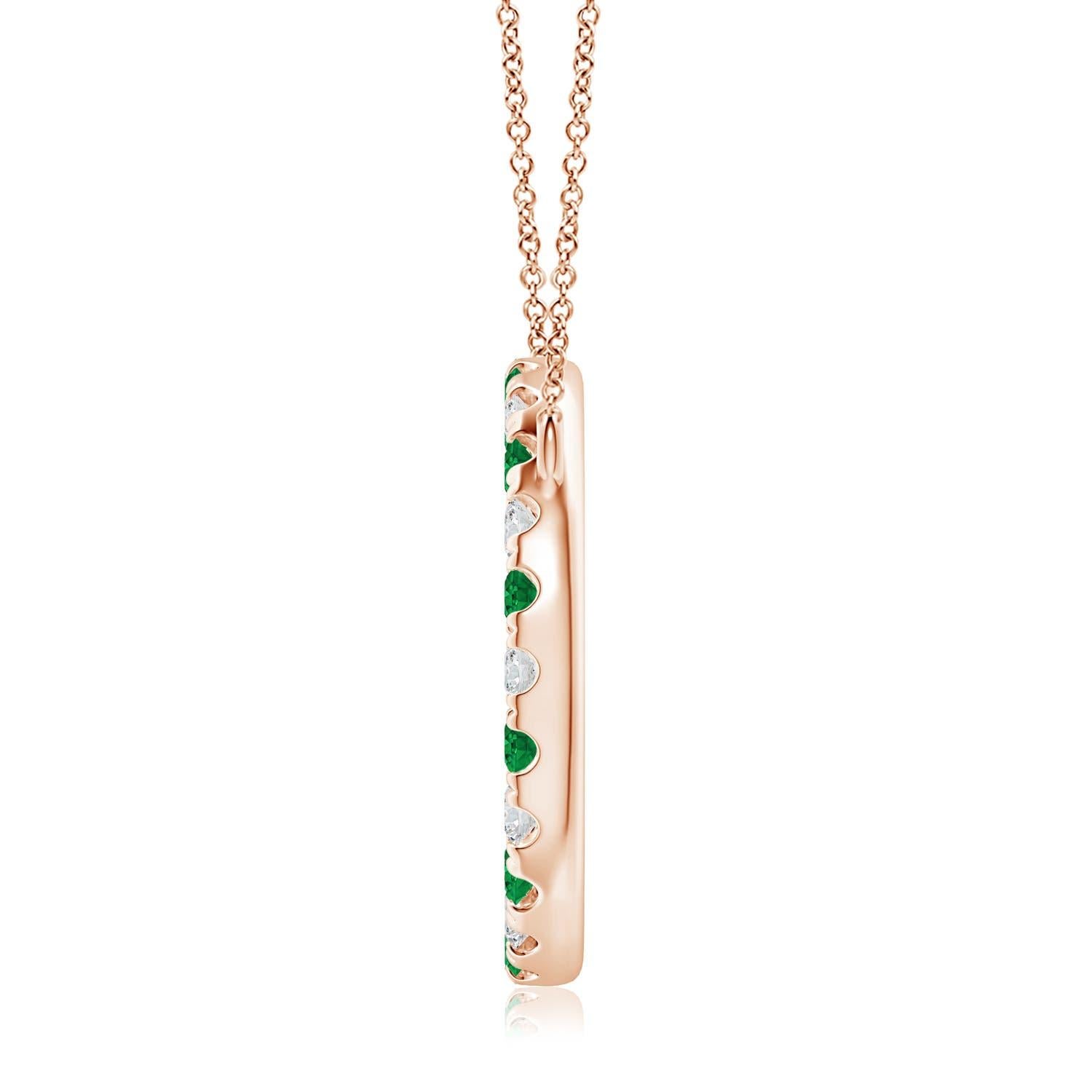 Dieser schlichte, elegante Anhänger besteht aus einem offenen Kreis, der mit üppigen grünen Smaragden und funkelnden Diamanten besetzt ist. Die Edelsteine strahlen eine atemberaubende Schönheit aus und scheinen auf der Kette zu schweben. Diese