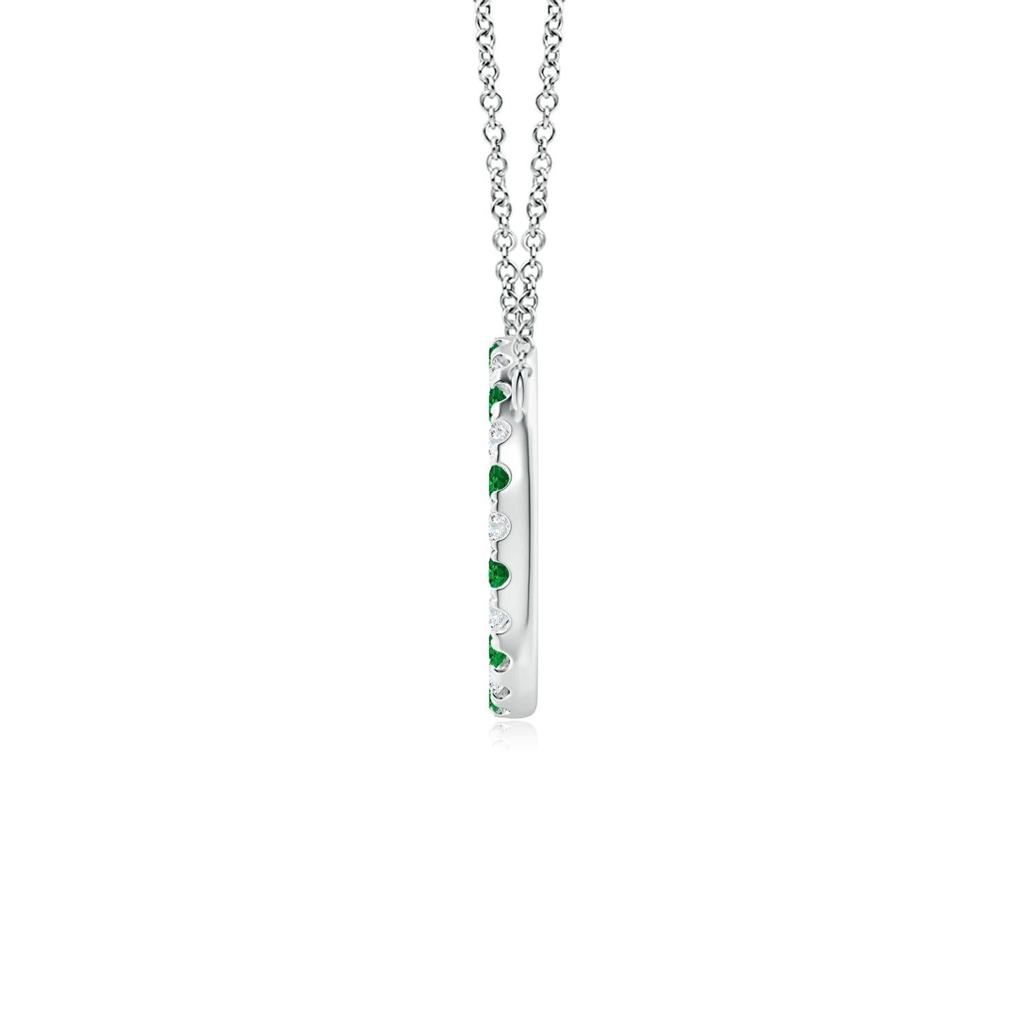 Dieser schlichte, elegante Anhänger besteht aus einem offenen Kreis, der mit üppigen grünen Smaragden und funkelnden Diamanten besetzt ist. Die Edelsteine strahlen eine atemberaubende Schönheit aus und scheinen auf der Kette zu schweben. Diese