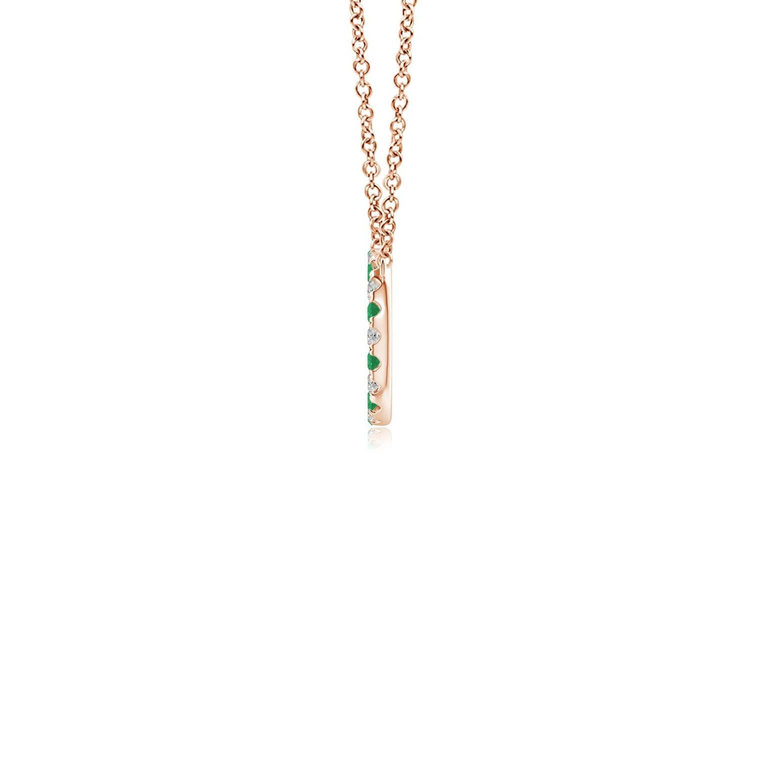 Eleganza semplice, questo ciondolo abbagliante presenta un cerchio aperto tempestato di smeraldi verdi e diamanti scintillanti. Le gemme irradiano una bellezza mozzafiato e sembrano fluttuare sulla catena. Questa squisita collana con smeraldo e