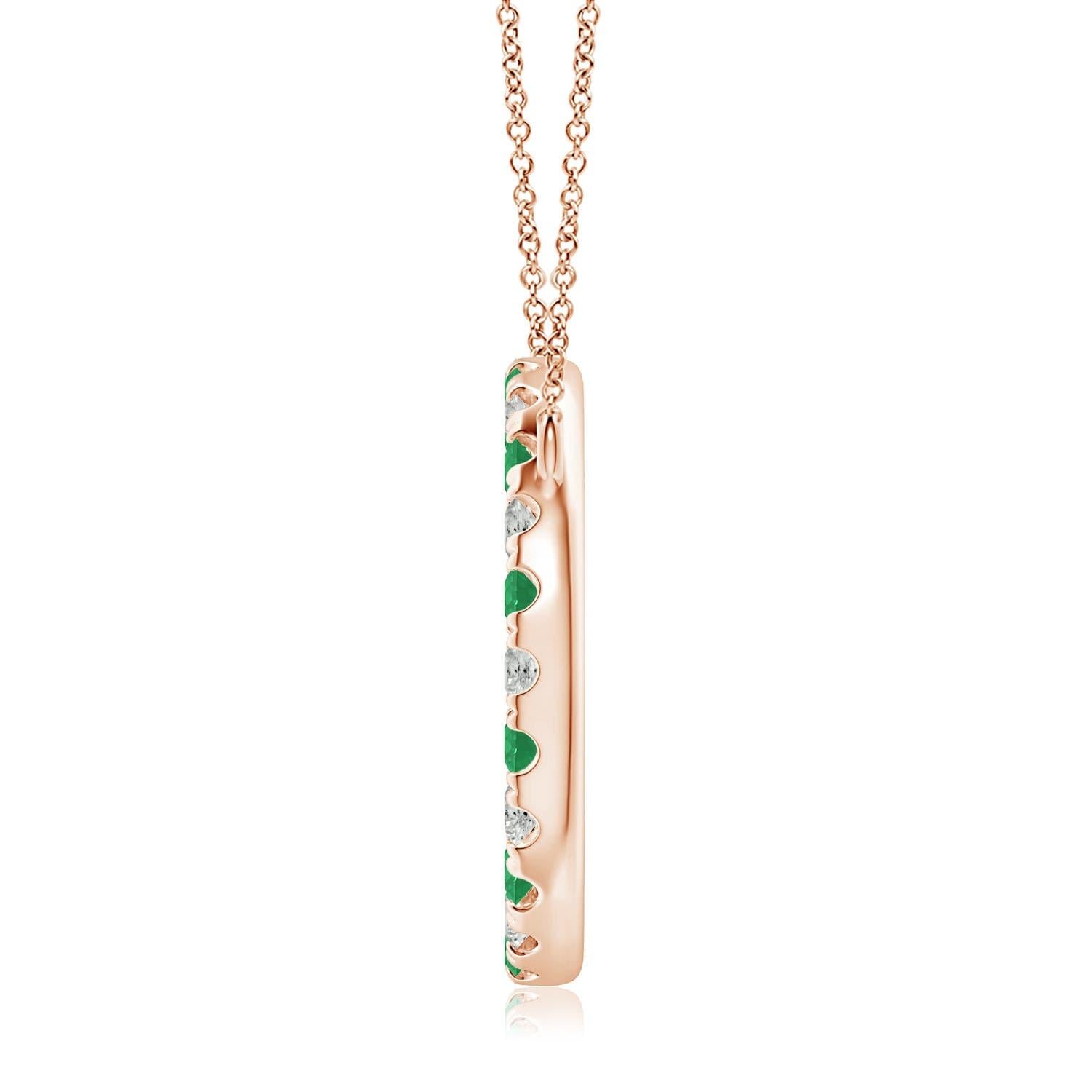 D'une élégance simple, ce pendentif éblouissant présente un cercle ouvert constellé d'émeraudes vertes luxuriantes et de diamants étincelants. Les pierres précieuses rayonnent d'une beauté à couper le souffle et semblent flotter sur la chaîne. Ce