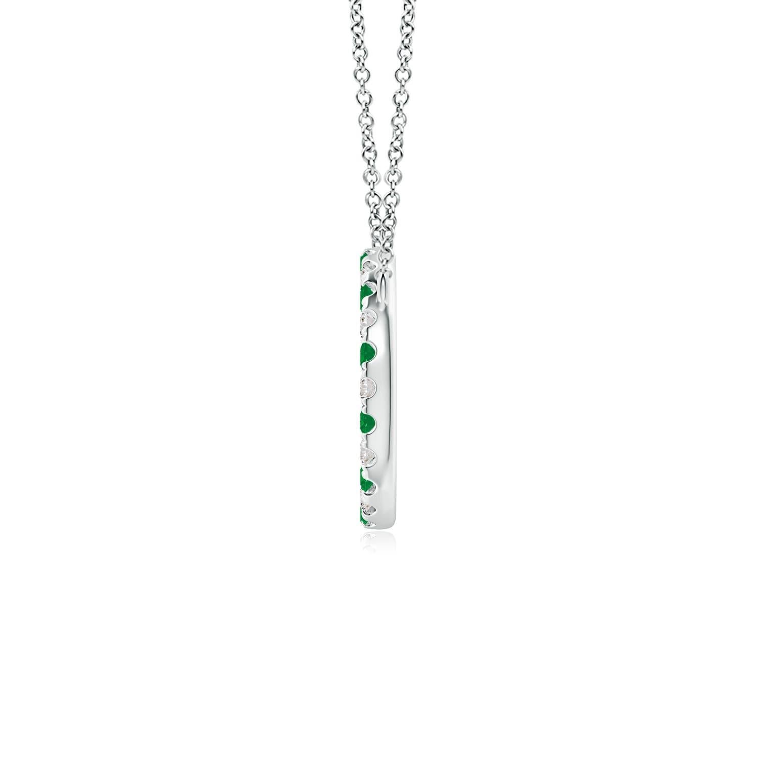 Dieser schlichte, elegante Anhänger besteht aus einem offenen Kreis, der mit üppigen grünen Smaragden und funkelnden Diamanten besetzt ist. Die Edelsteine strahlen eine atemberaubende Schönheit aus und scheinen auf der Kette zu schweben. Diese