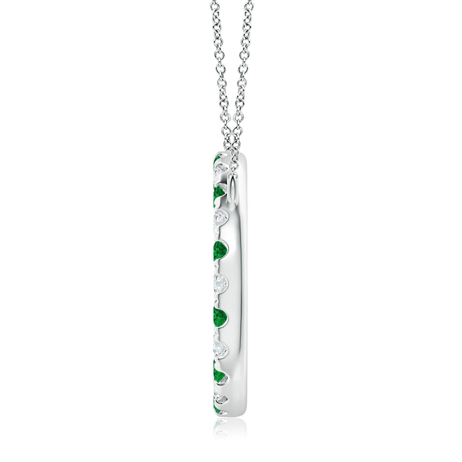 D'une élégance simple, ce pendentif éblouissant présente un cercle ouvert serti d'émeraudes vertes luxuriantes et de diamants étincelants. Les pierres précieuses rayonnent d'une beauté à couper le souffle et semblent flotter sur la chaîne. Ce