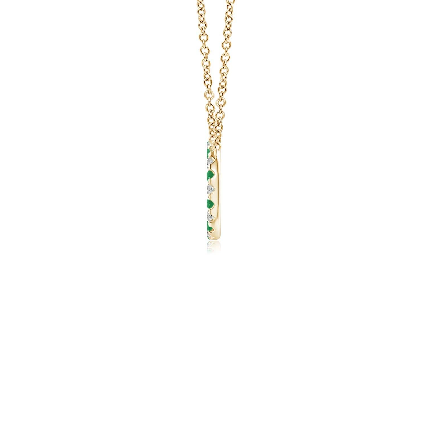 D'une élégance simple, ce pendentif éblouissant présente un cercle ouvert serti d'émeraudes vertes luxuriantes et de diamants étincelants. Les pierres précieuses rayonnent d'une beauté à couper le souffle et semblent flotter sur la chaîne. Ce