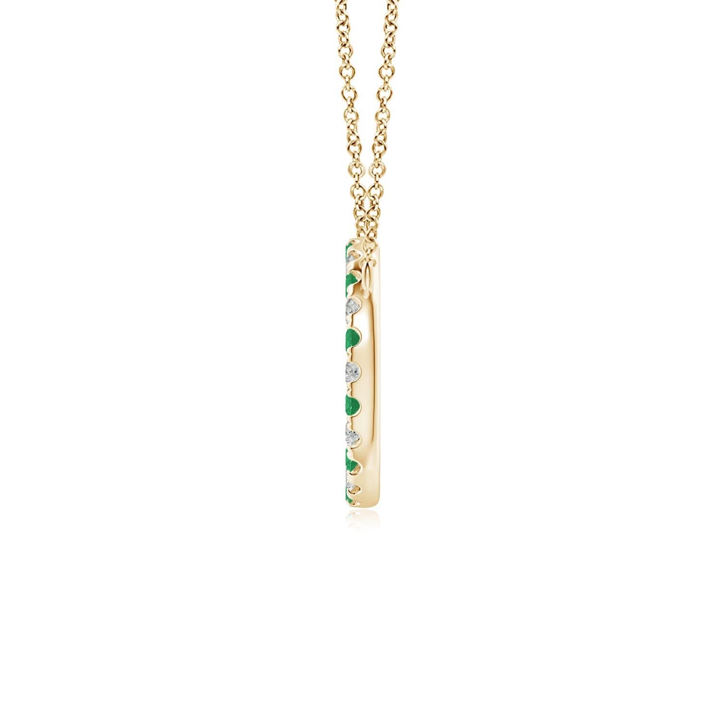 D'une élégance simple, ce pendentif éblouissant présente un cercle ouvert serti d'émeraudes vertes luxuriantes et de diamants étincelants. Les pierres précieuses rayonnent d'une beauté à couper le souffle et semblent flotter sur la chaîne. Ce