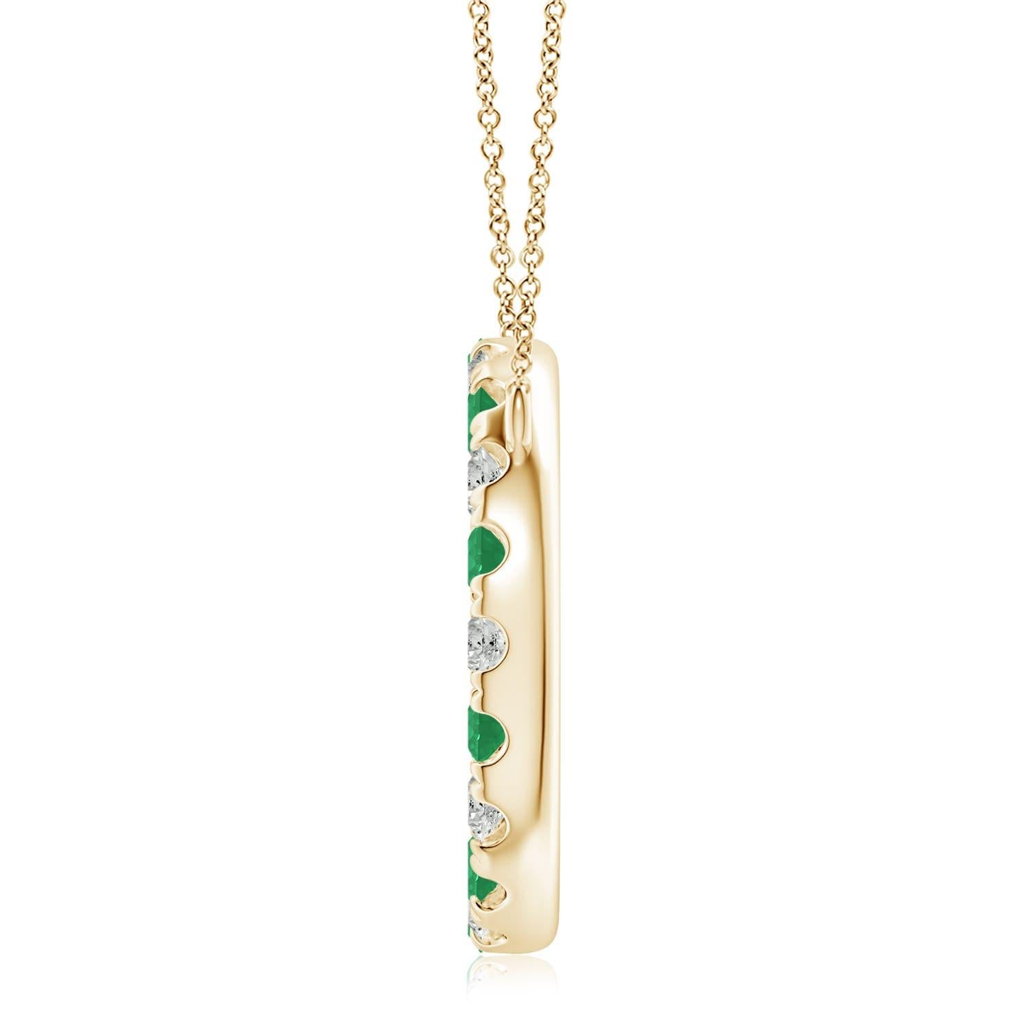Eleganza semplice, questo ciondolo abbagliante presenta un cerchio aperto tempestato di smeraldi verdi e diamanti scintillanti. Le gemme irradiano una bellezza mozzafiato e sembrano fluttuare sulla catena. Questa squisita collana con smeraldo e