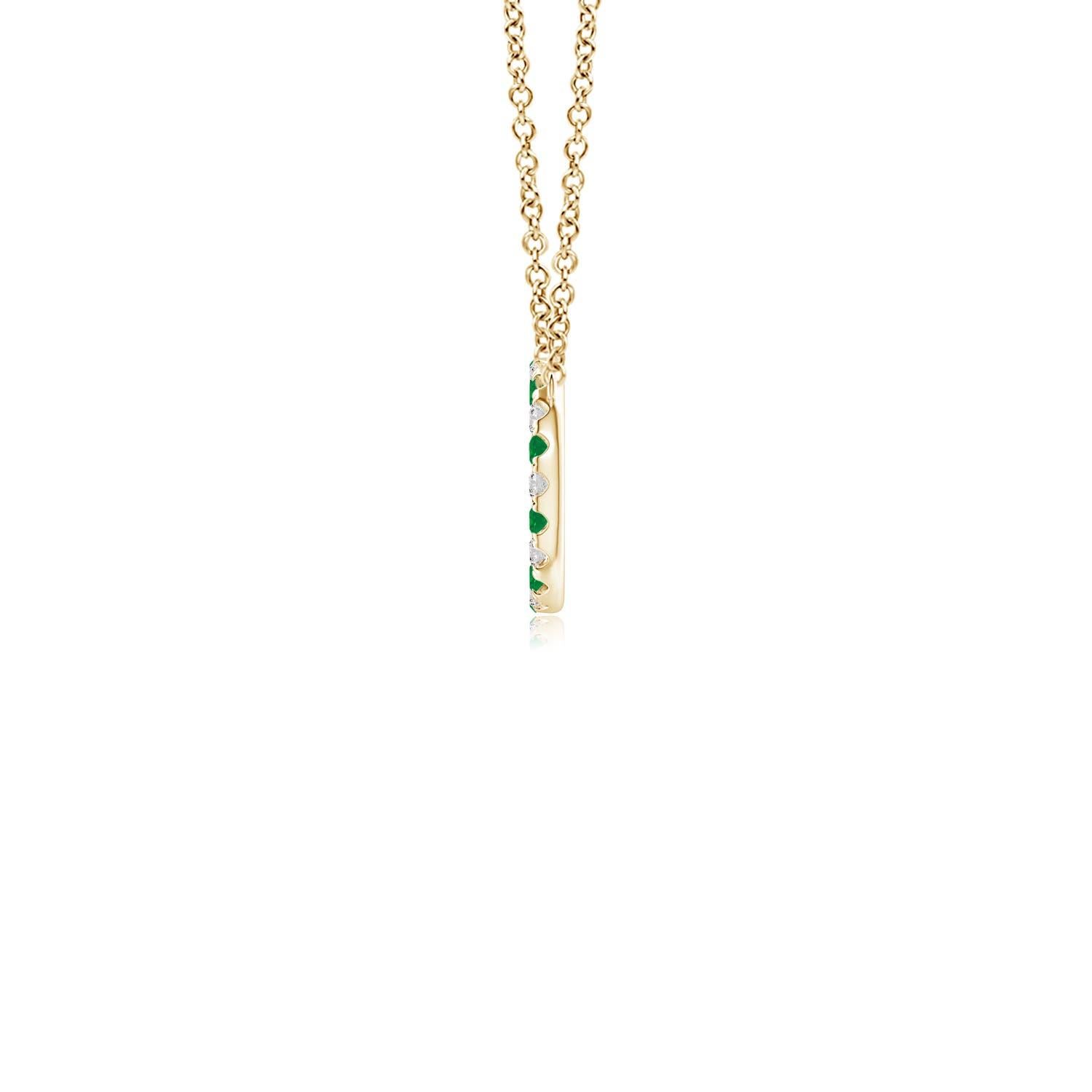 Dieser schlichte, elegante Anhänger besteht aus einem offenen Kreis, der mit üppigen grünen Smaragden und funkelnden Diamanten besetzt ist. Die Edelsteine strahlen eine atemberaubende Schönheit aus und scheinen auf der Kette zu schweben. Diese
