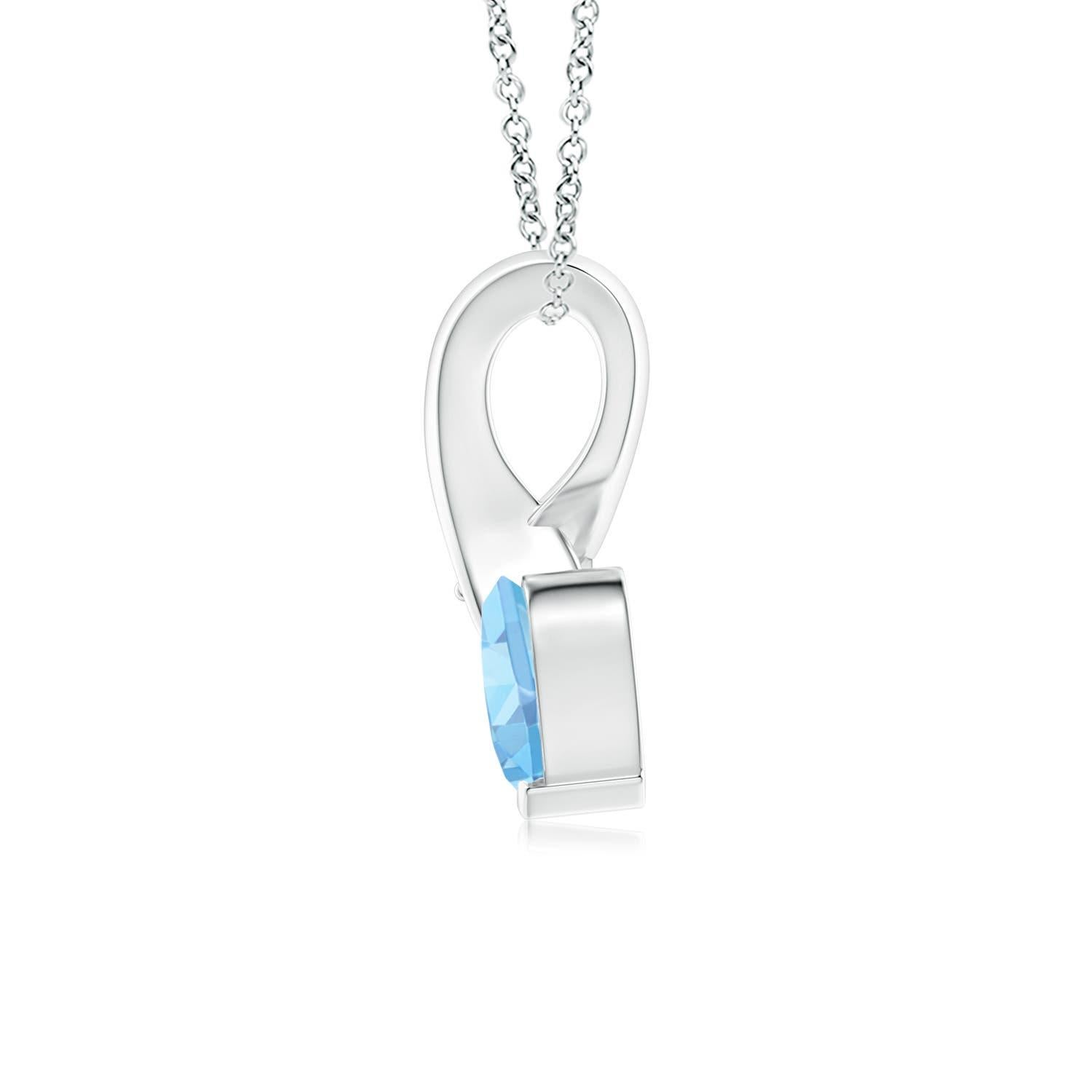 Un'acquamarina a forma di cuore è incastonata in platino. Ad esaltare la sua tonalità blu ghiaccio c'è un diamante scintillante impreziosito all'estremità della balla a torciglione. Il diamante conferisce un effetto affascinante a questo adorabile
