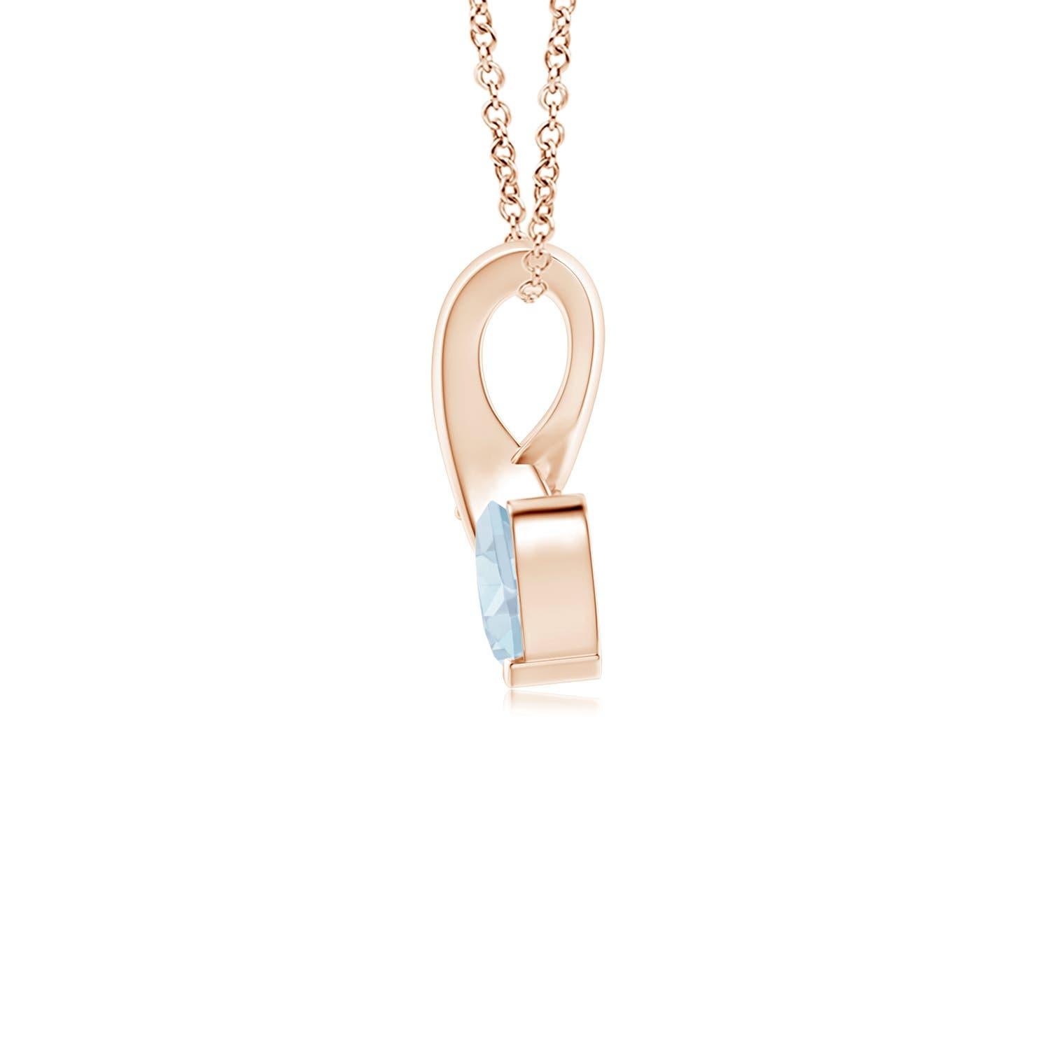 Un'acquamarina a forma di cuore è incastonata in oro rosa 14k. Ad esaltare la sua tonalità blu ghiaccio c'è un diamante scintillante impreziosito all'estremità della balla a torciglione. Il diamante conferisce un effetto affascinante a questo