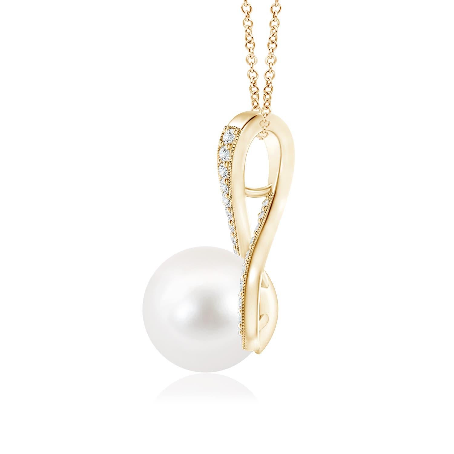Un gracieux tourbillon de diamants fixe la perle de culture d'eau douce au centre de ce collier solitaire. Les diamants ronds en pavage embellissent la boucle et rehaussent la beauté de la perle. Une chaîne peut être passée à travers ce superbe