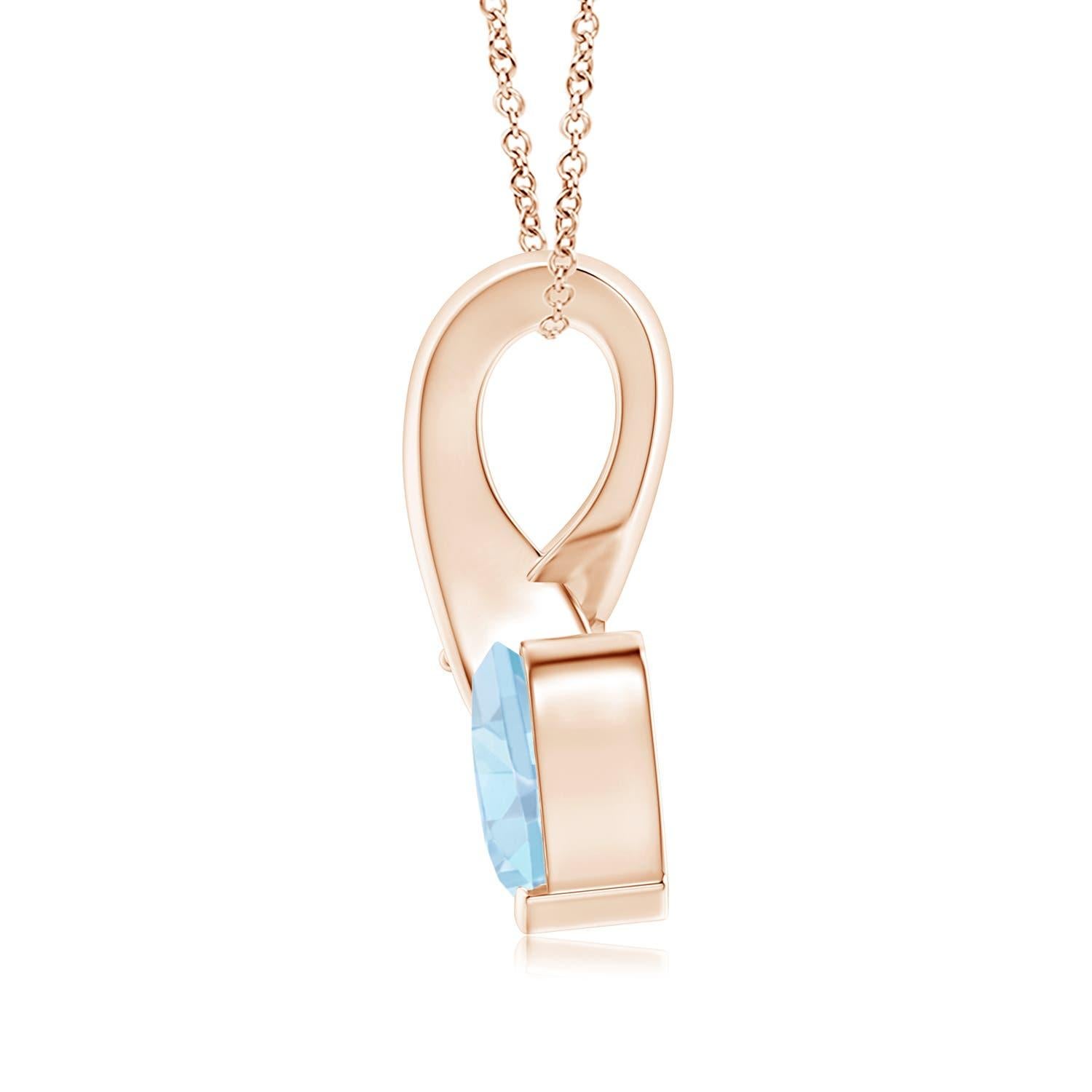 Un'acquamarina a forma di cuore è incastonata in oro rosa 14k. Ad esaltare la sua tonalità blu ghiaccio c'è un diamante scintillante impreziosito all'estremità della balla a torciglione. Il diamante conferisce un effetto affascinante a questo