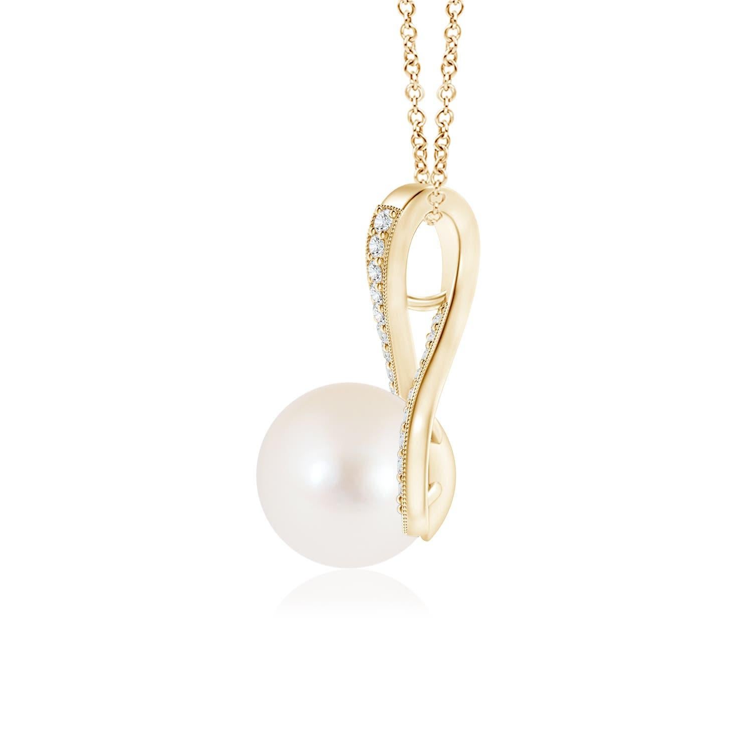 Un gracieux tourbillon de diamants fixe la perle de culture d'eau douce au centre de ce collier solitaire. Les diamants ronds en pavage embellissent la boucle et rehaussent la beauté de la perle. Une chaîne peut être passée à travers ce superbe