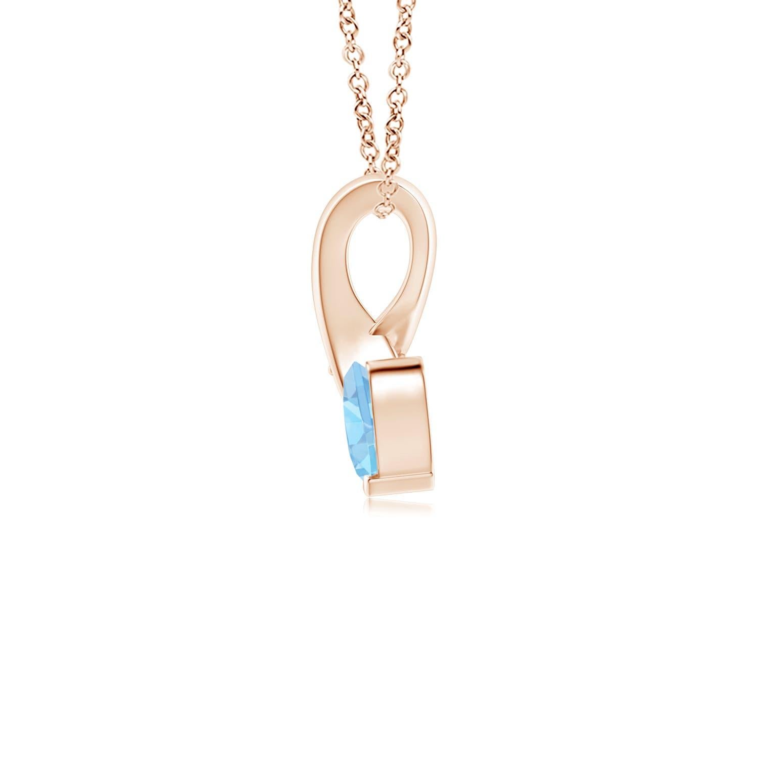Un'acquamarina a forma di cuore è incastonata in oro rosa 14k. Ad esaltare la sua tonalità blu ghiaccio c'è un diamante scintillante impreziosito all'estremità della balla a torciglione. Il diamante conferisce un effetto affascinante a questo