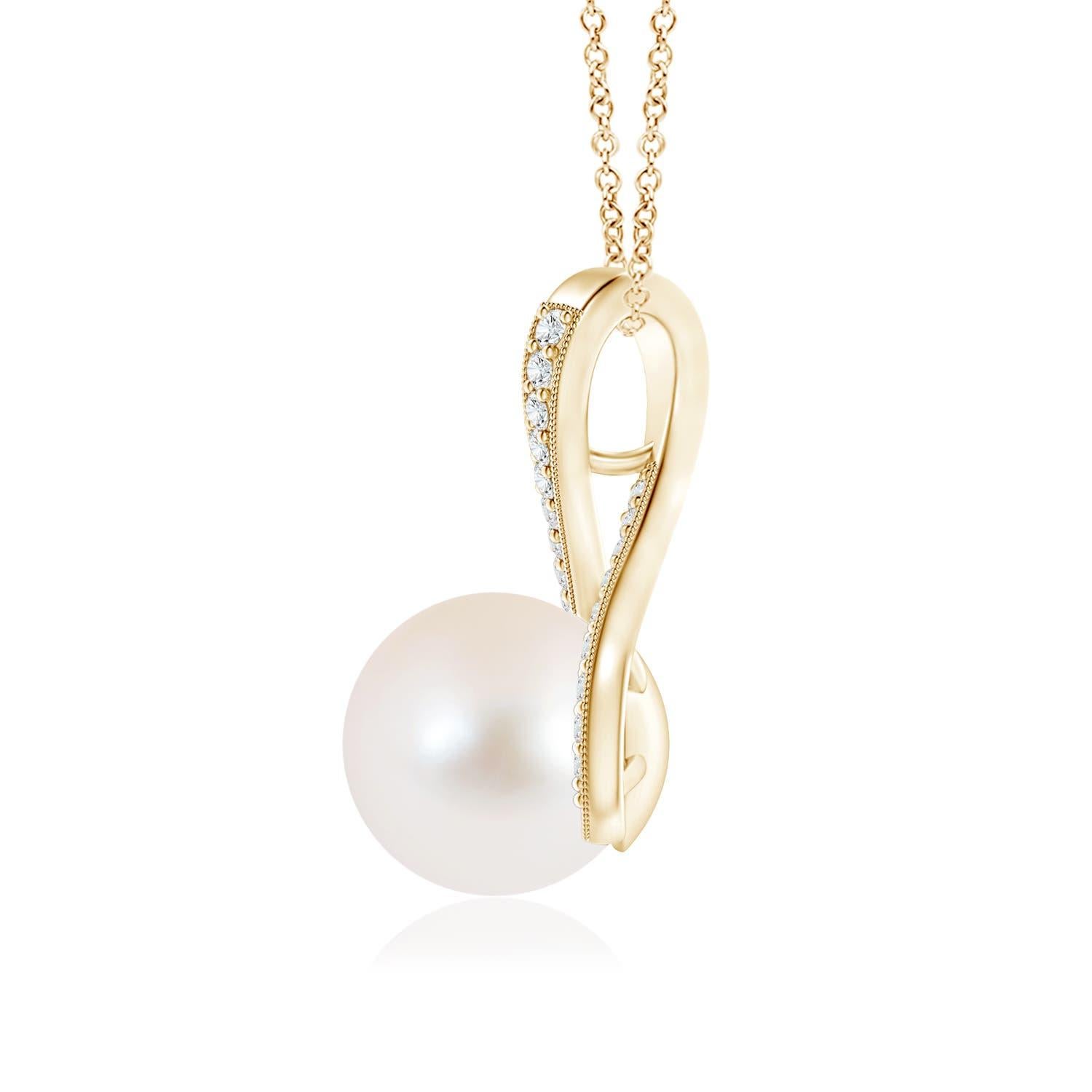 Un gracieux tourbillon de diamants fixe la perle de culture d'eau douce au centre de ce collier solitaire. Les diamants ronds en pavage embellissent la boucle et rehaussent la beauté de la perle. Une chaîne peut être passée à travers ce superbe