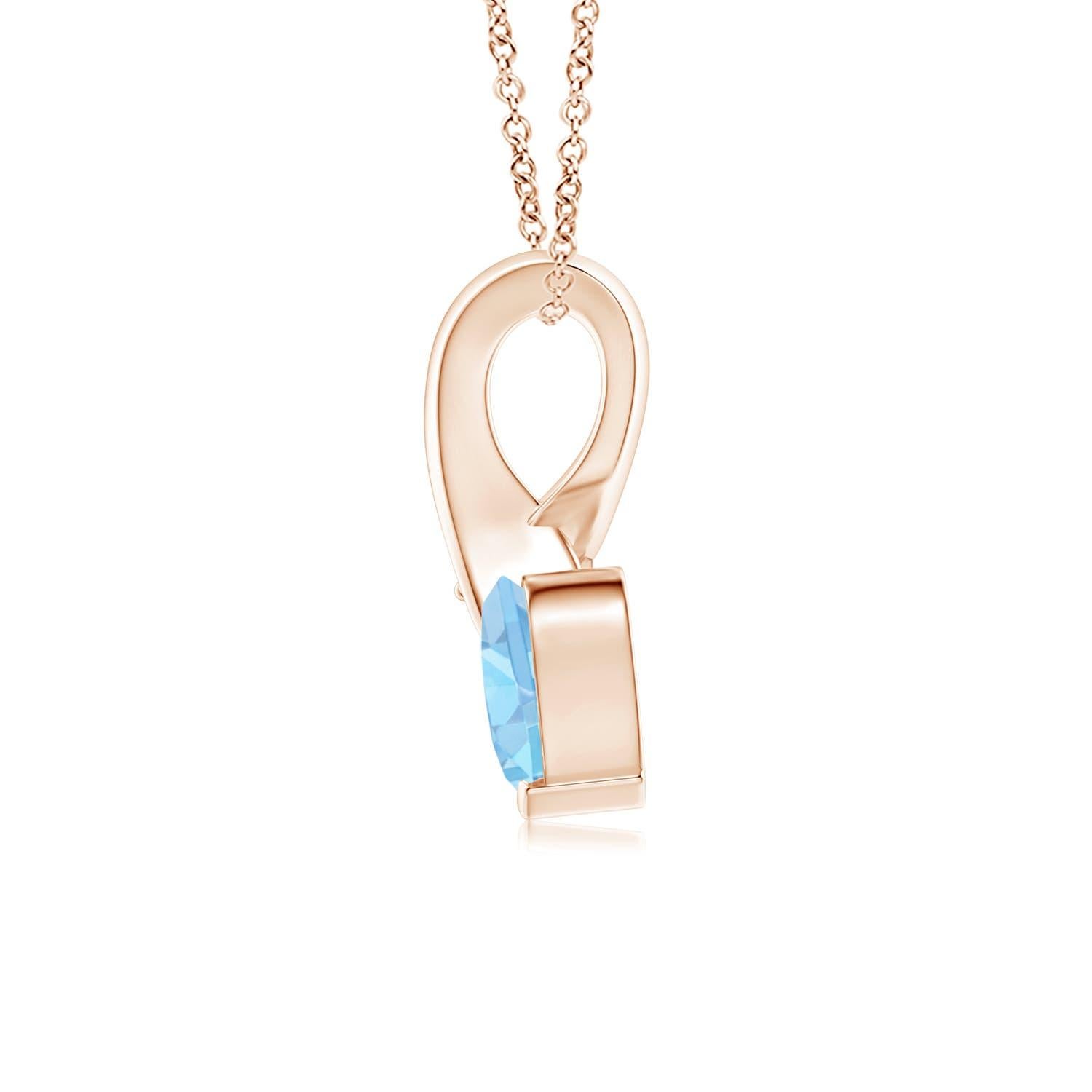 Un'acquamarina a forma di cuore è incastonata in oro rosa 14k. Ad esaltare la sua tonalità blu ghiaccio c'è un diamante scintillante impreziosito all'estremità della balla a torciglione. Il diamante conferisce un effetto affascinante a questo