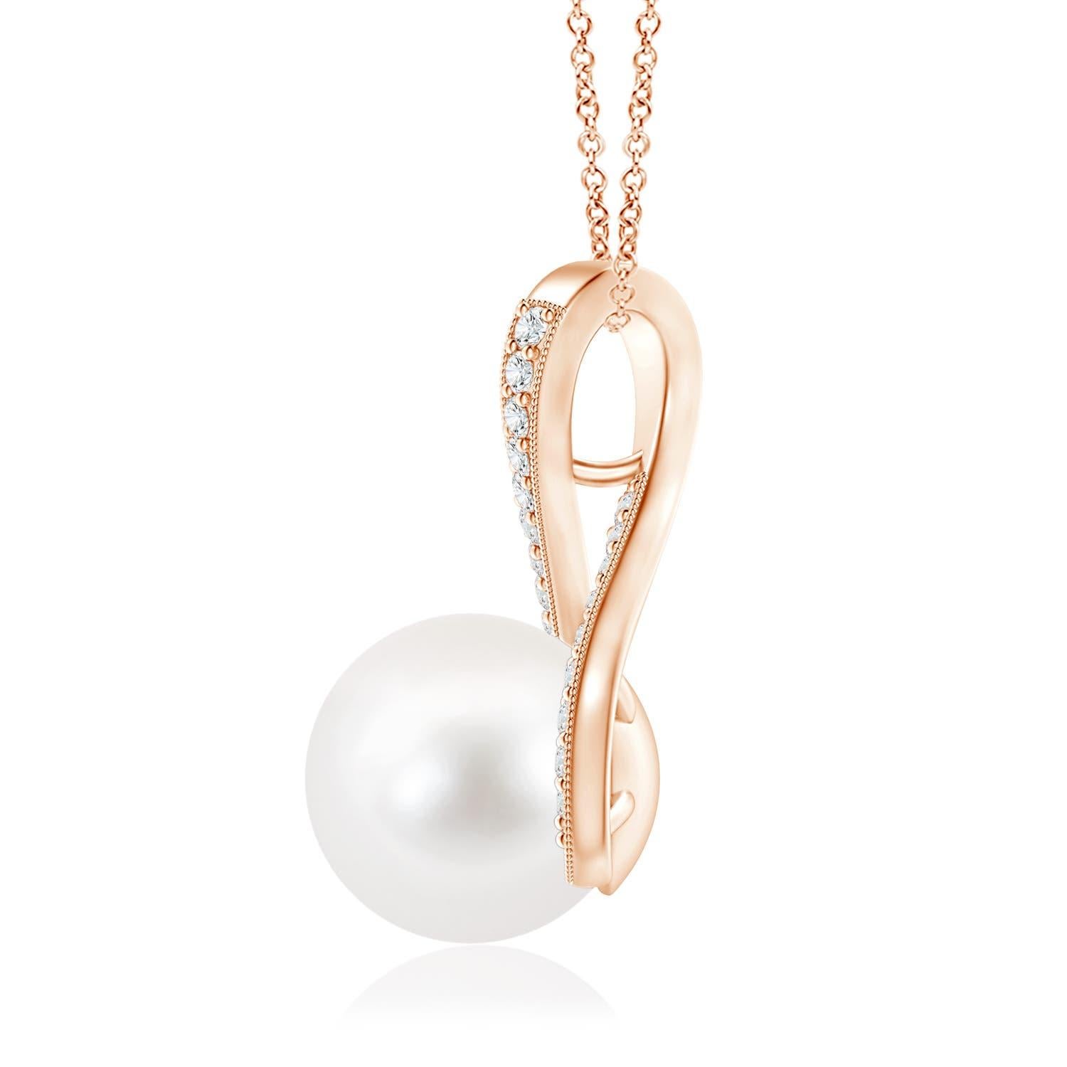 Un grazioso turbinio di diamanti fissa la perla coltivata d'acqua dolce al centro di questa collana con pendente solitario. I diamanti rotondi con incastonatura a pavé impreziosiscono l'anello e la bellezza della perla. Una catenina può essere fatta