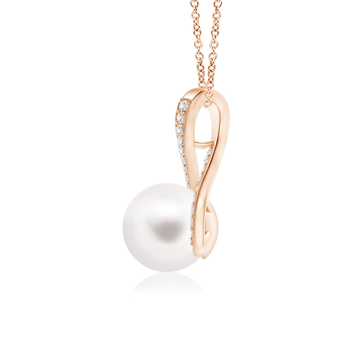 Un grazioso turbinio di diamanti fissa la perla coltivata d'acqua dolce al centro di questa collana con pendente solitario. I diamanti rotondi con incastonatura a pavé impreziosiscono l'anello e la bellezza della perla. Una catenina può essere fatta